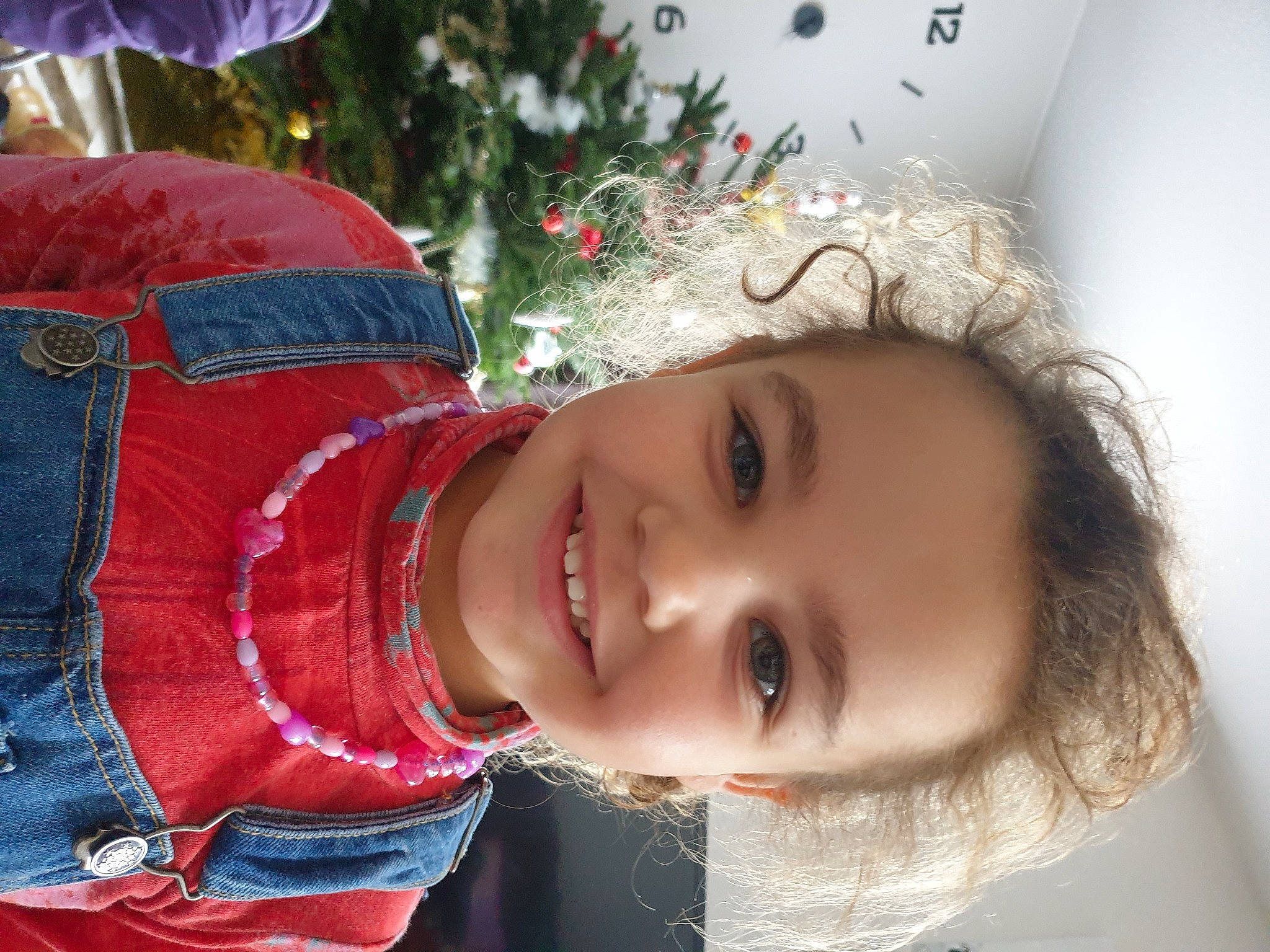 Inès participe au concours pour gagner de l'argent avec cette photo : cheek, christmas_decoration, christmas_ornament, christmas_tree, eye, facial_expression, fun, happy, holiday_ornament, joy, light, lip, nose, ornament, person, plant, skin, smile, toddler, tree