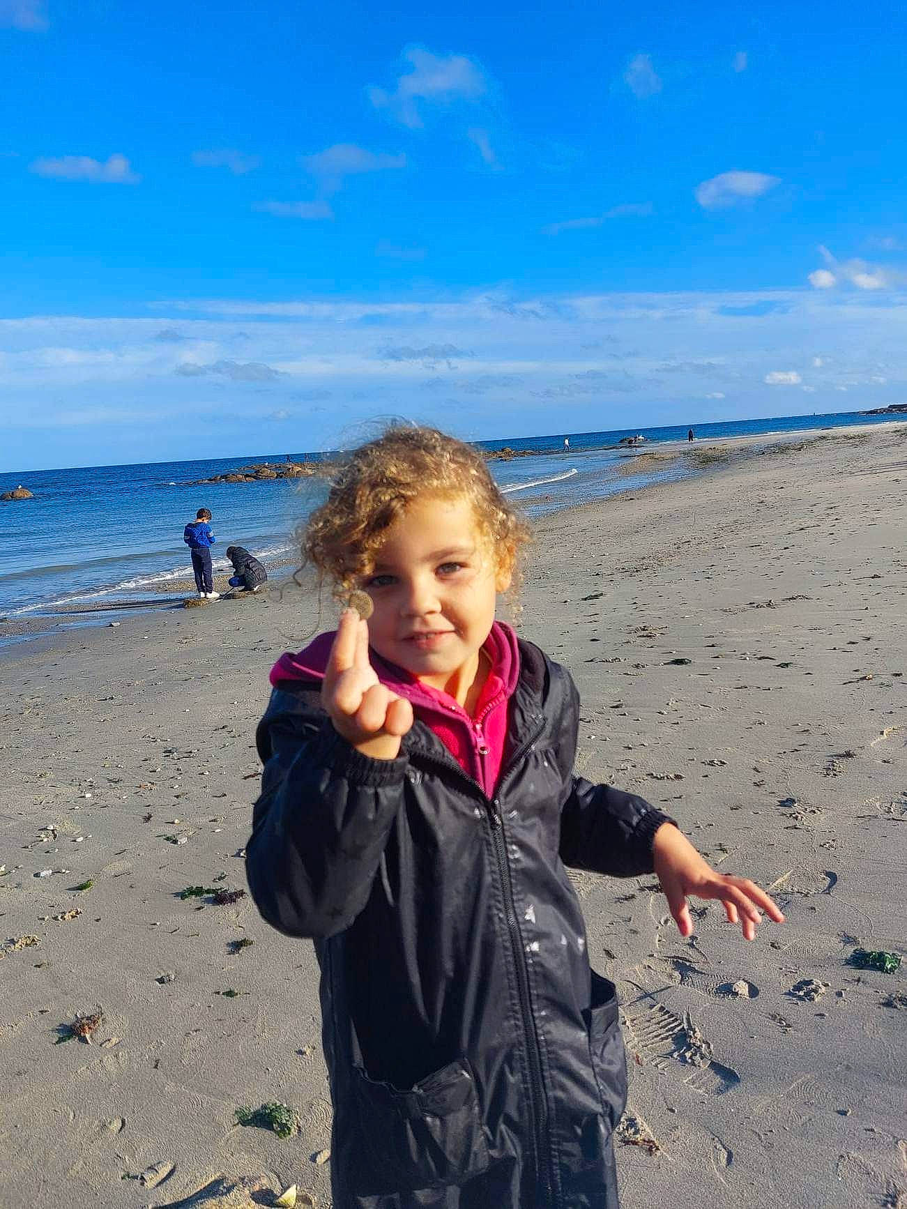 Inès participe au concours pour gagner de l'argent avec cette photo : beach, cloud, coastal_and_oceanic_landforms, fun, gesture, happy, horizon, joy, landscape, leisure, people_in_nature, people_on_beach, person, sand, shore, sky, smile, summer, toddler, travel