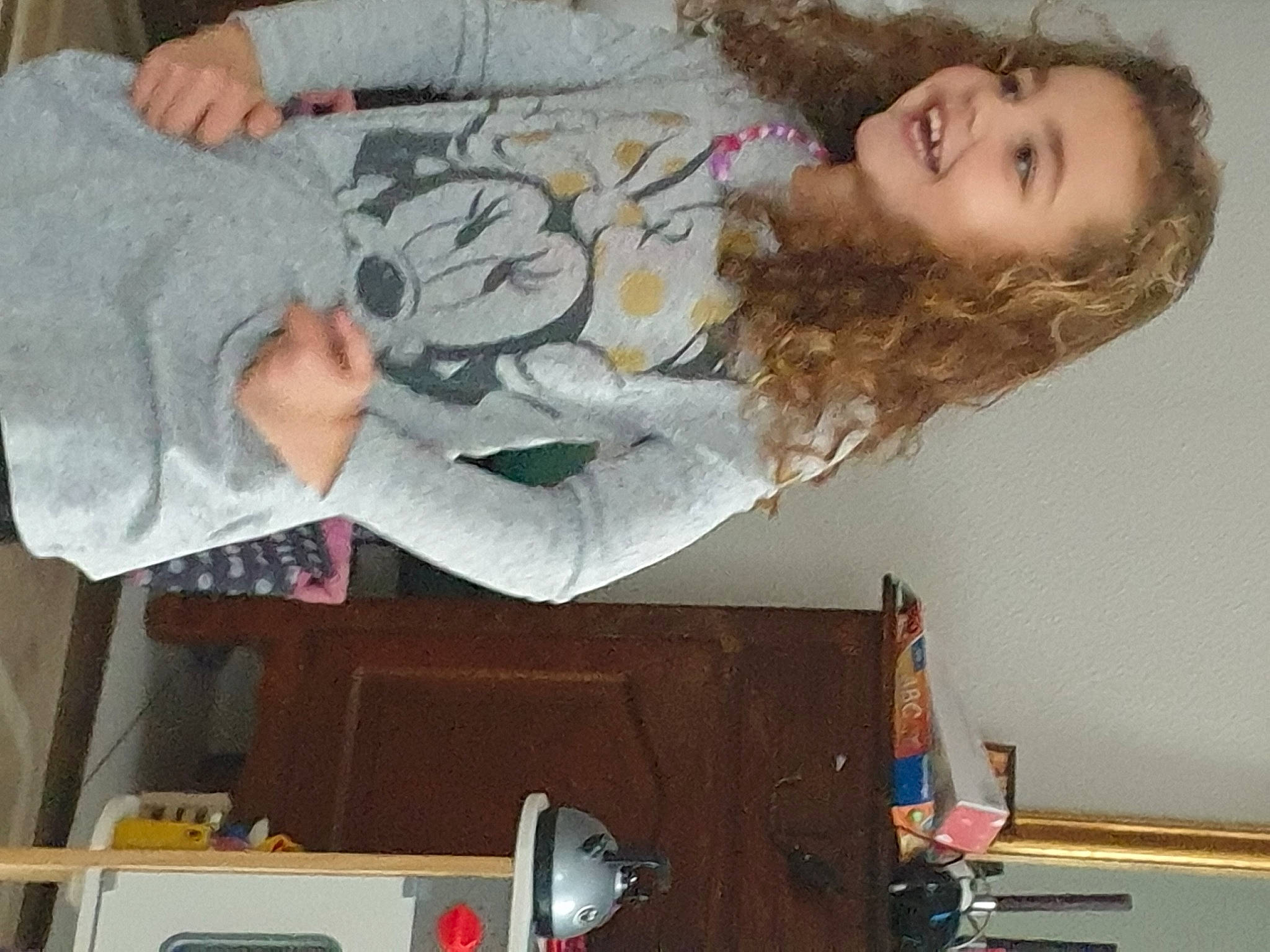 Inès a rejoint le concours — aidez-le/la à gagner de superbes lots ! artist, audio_equipment, child, elbow, fun, fur, gesture, happy, joint, joy, mouth, office_supplies, organ, person, room, smile, toddler, tree, visual_arts, wood