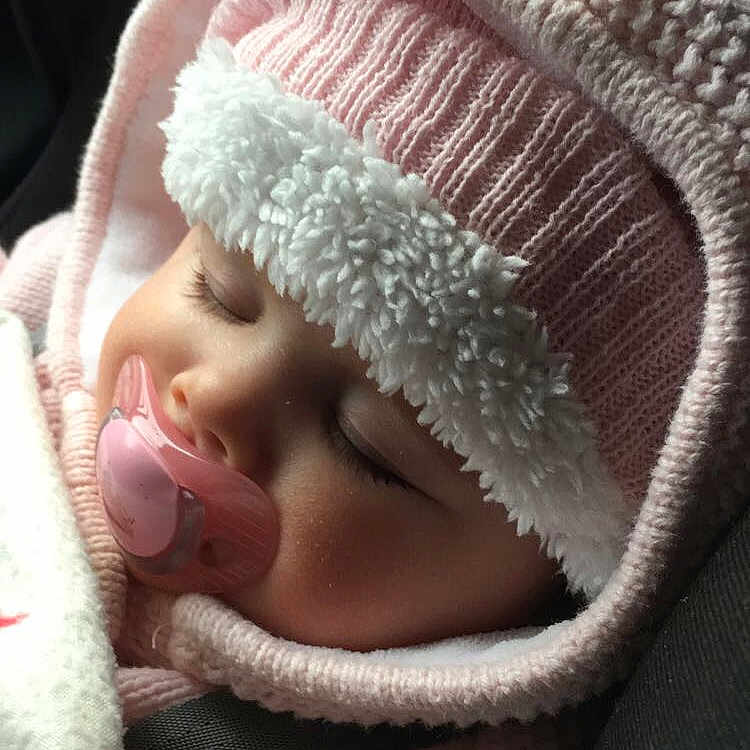 Emmy a rejoint le concours — aidez-le/la à gagner de superbes lots ! child, crochet, eye, girl, headgear, infant, knit_cap, knitting, nose, pink, product, skin, textile, toddler, wool