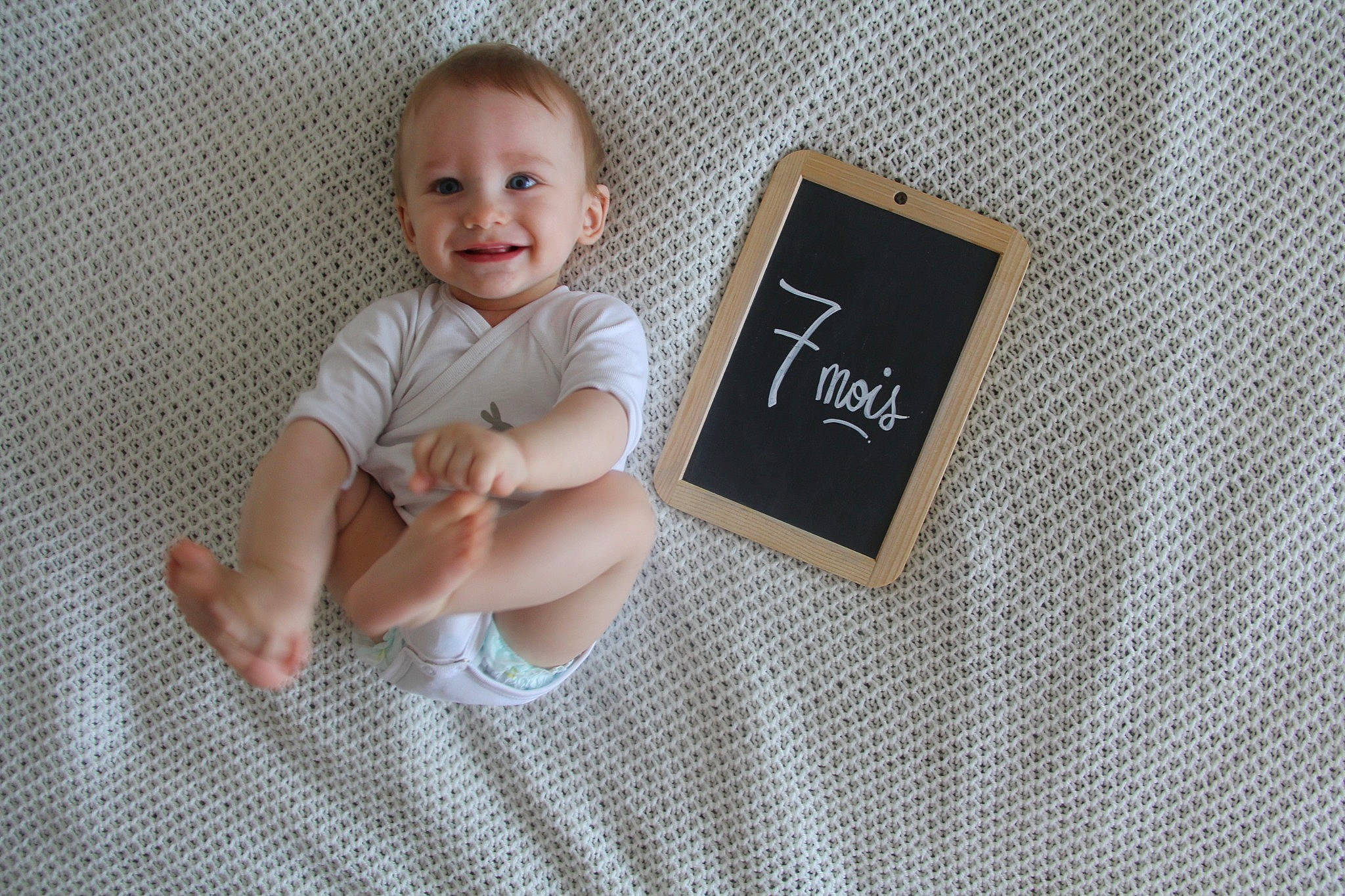 Priam a rejoint le concours — aidez-le/la à gagner de superbes lots ! arm, baby, baby_toddler_clothing, floor, flooring, font, foot, gadget, grey, human_body, joy, knee, pattern, person, product, rectangle, sleeve, smile, t_shirt, toddler