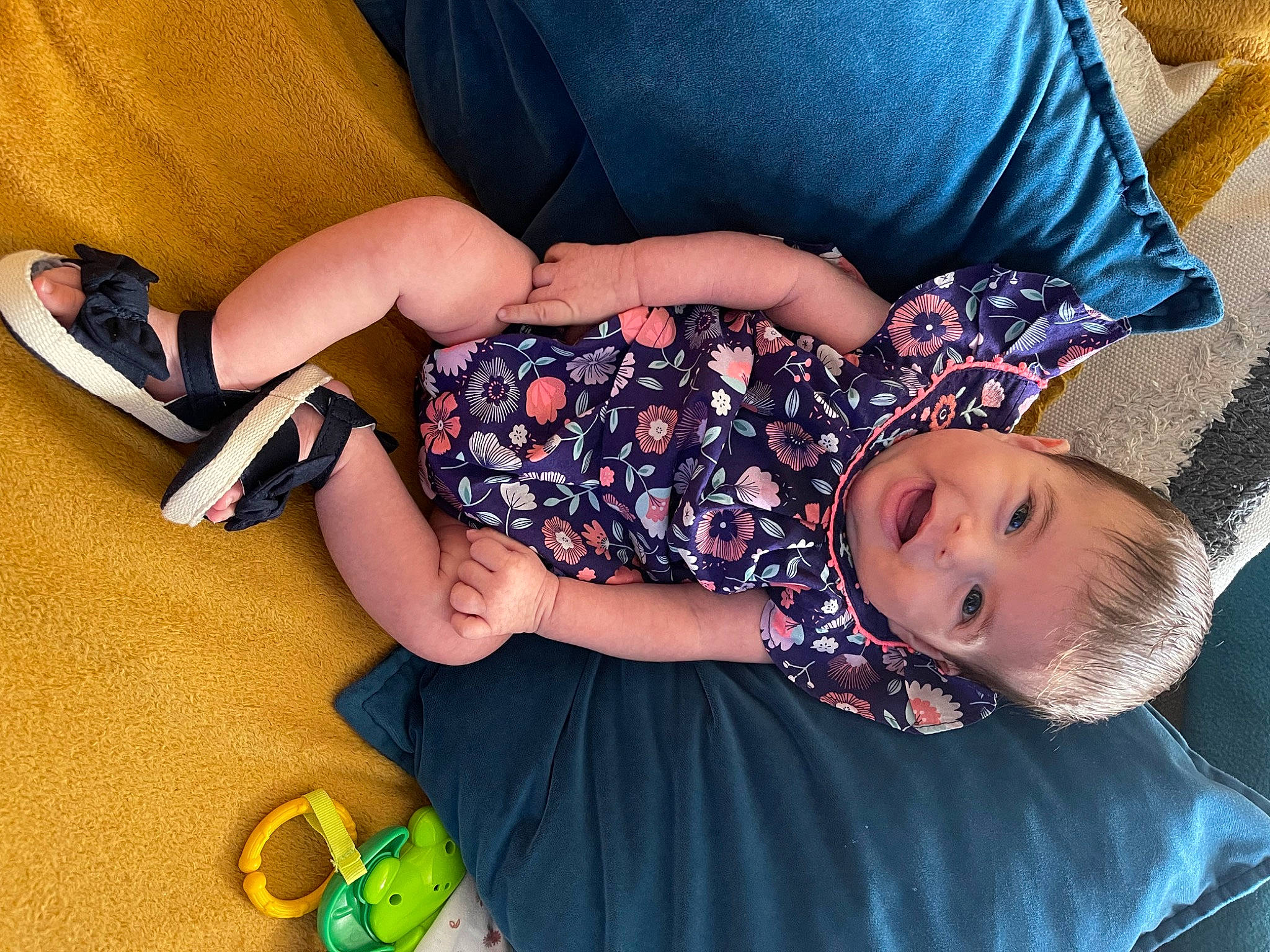 Leyna a rejoint le concours — aidez-le/la à gagner de superbes lots ! arm, baby_toddler_clothing, child, comfort, cool, facial_expression, finger, grass, happy, human_body, joint, knee, leg, morning, orange, person, purple, textile, thigh, toddler