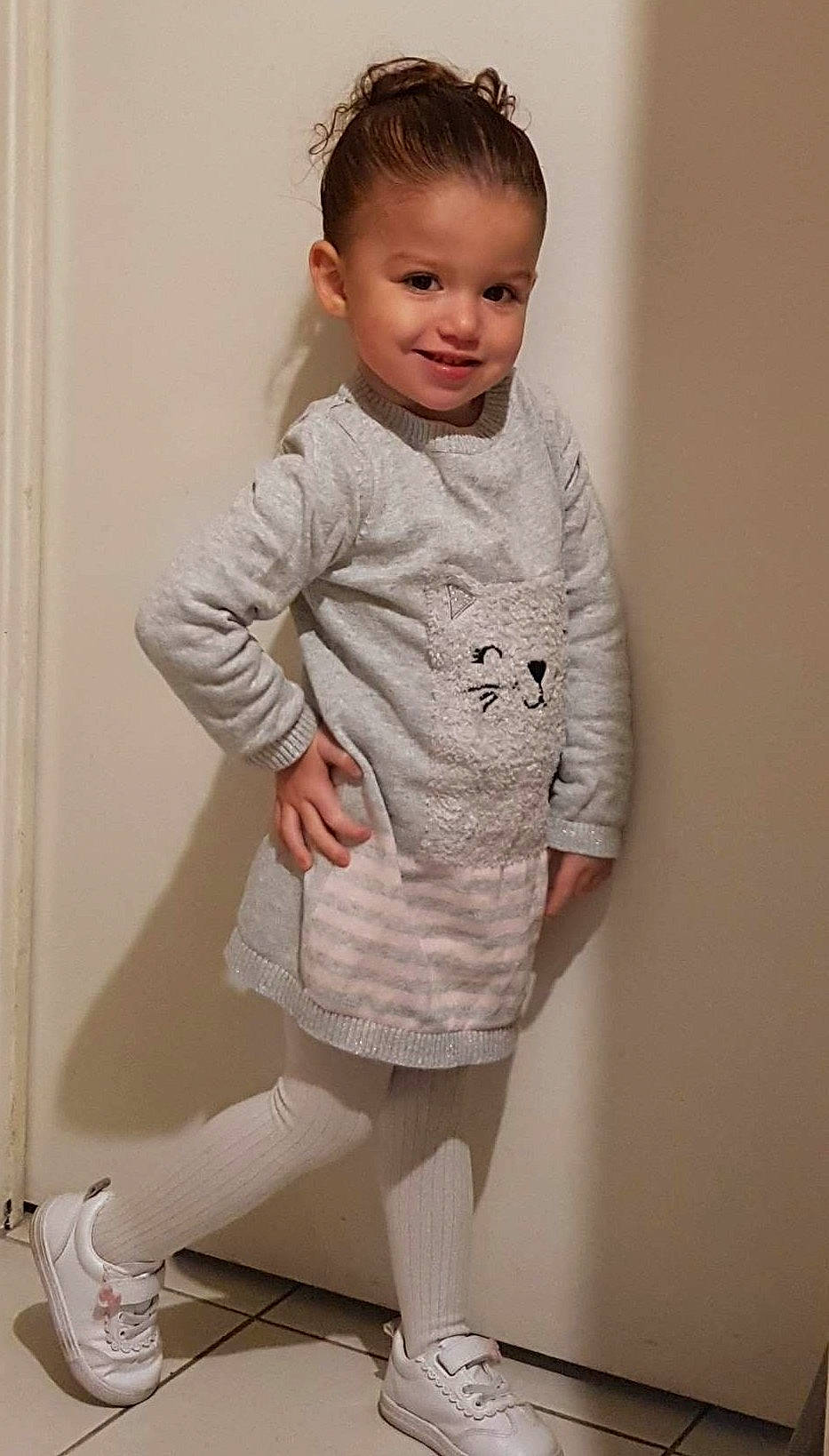 Lyanna participe au concours pour gagner de l'argent avec cette photo : arm, baby_toddler_clothing, collar, dress, dress_shirt, face, gesture, hair, hand, head, human_body, joy, leg, neck, one_piece_garment, outerwear, person, sleeve, smile, t_shirt
