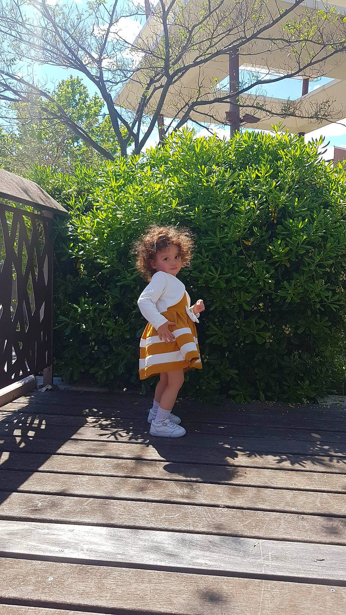 Lyanna a rejoint le concours — aidez-le/la à gagner de superbes lots ! flooring, garden, grass, home, landscape, leisure, pedestrian, people_in_nature, person, plant, recreation, road, road_surface, shadow, shrub, sidewalk, sitting, toddler, tree, walkway