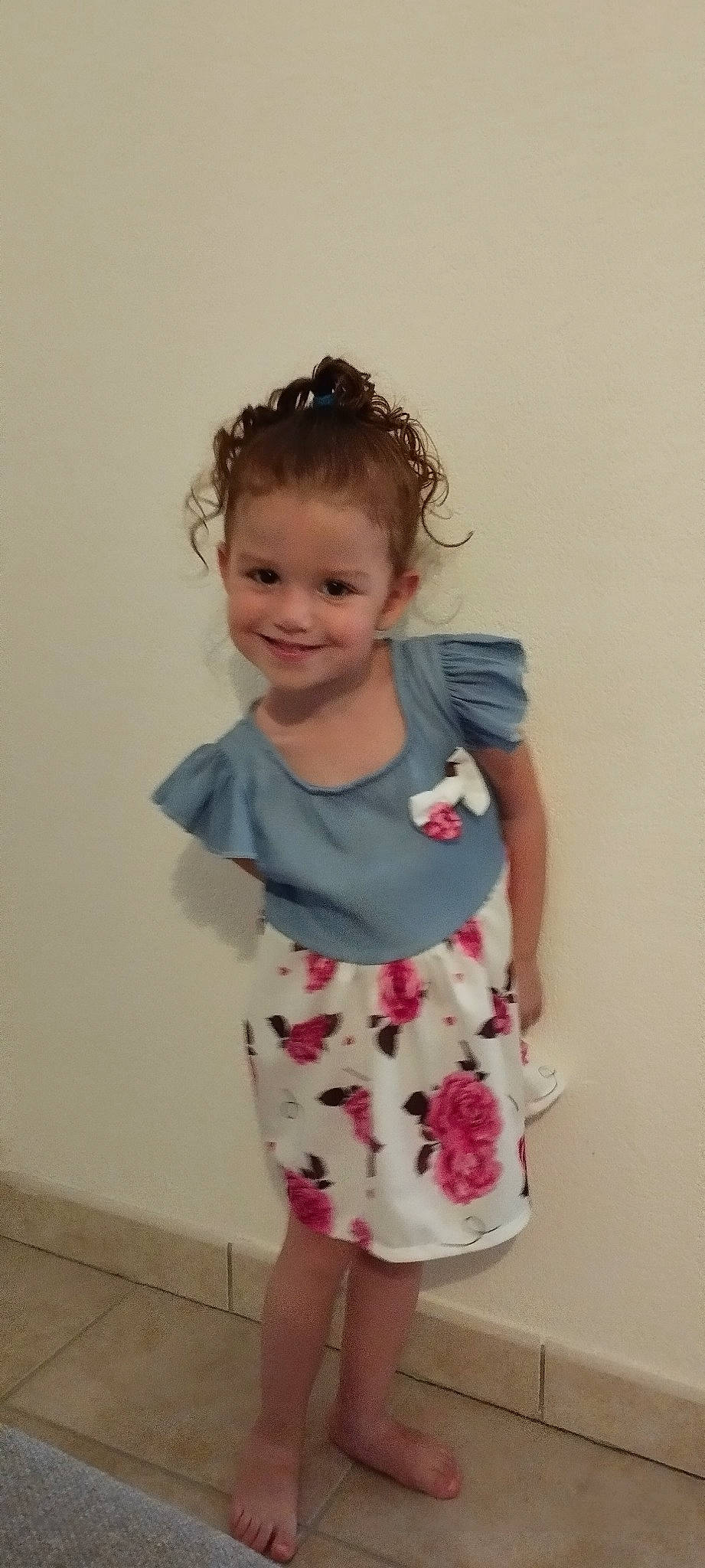 Lyanna participe au concours pour gagner de l'argent avec cette photo : baby_toddler_clothing, child, day_dress, dress, fashion_accessory, hair, happy, human_leg, joy, magenta, neck, one_piece_garment, pattern, peach, person, pink, shoulder, sleeve, smile, standing