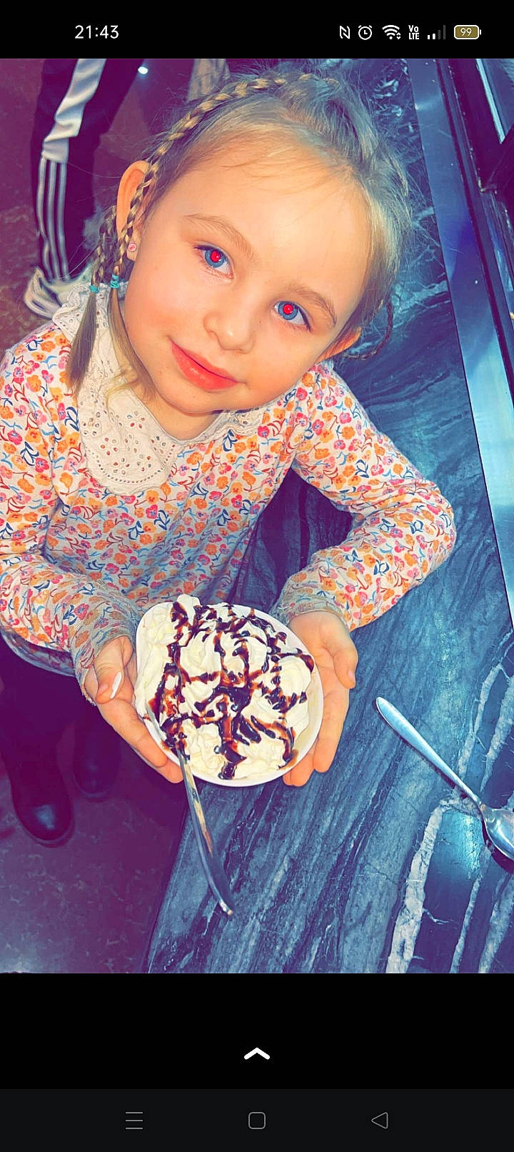 Elya a rejoint le concours — aidez-le/la à gagner de superbes lots ! baby_toddler_clothing, blue, brown_hair, child, chocolate, comfort_food, cool, dessert, electric_blue, eye, fashion_accessory, happy, head, iris, joy, organ, pattern, person, sitting, sleeve