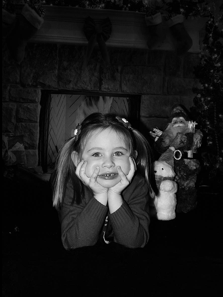 Elya a rejoint le concours — aidez-le/la à gagner de superbes lots ! black_and_white, darkness, event, flash_photography, fun, gesture, grass, happy, joy, midnight, monochrome, monochrome_photography, night, person, room, sitting, smile, standing, style, toy