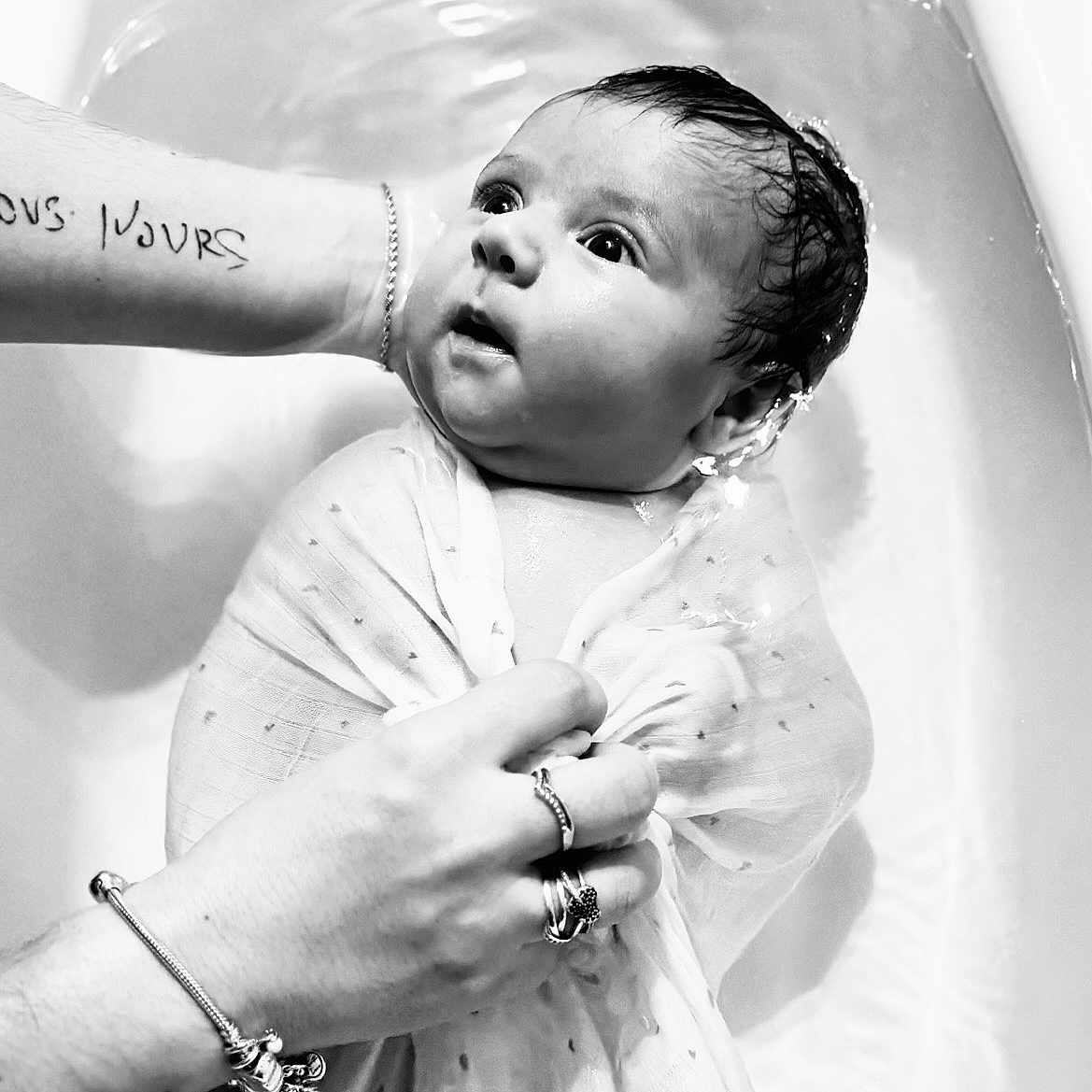 Gabriella a rejoint le concours — aidez-le/la à gagner de superbes lots ! baby, bath, black_and_white, bracelet, care, closeup, cloth, expression, gaze, hands, infant, newborn, portrait, rings, skin, tattoo, tender, water, wet_hair, wrapped