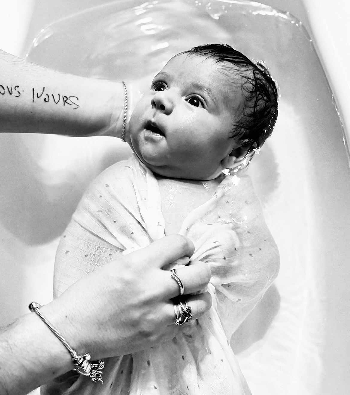 Gabriella a rejoint le concours — aidez-le/la à gagner de superbes lots ! baby, infant, water, bath, hands, rings, bracelet, tattoo, wet_hair, black_and_white, portrait, wrapped, cloth, expression, gaze, skin, newborn, tender, closeup, care