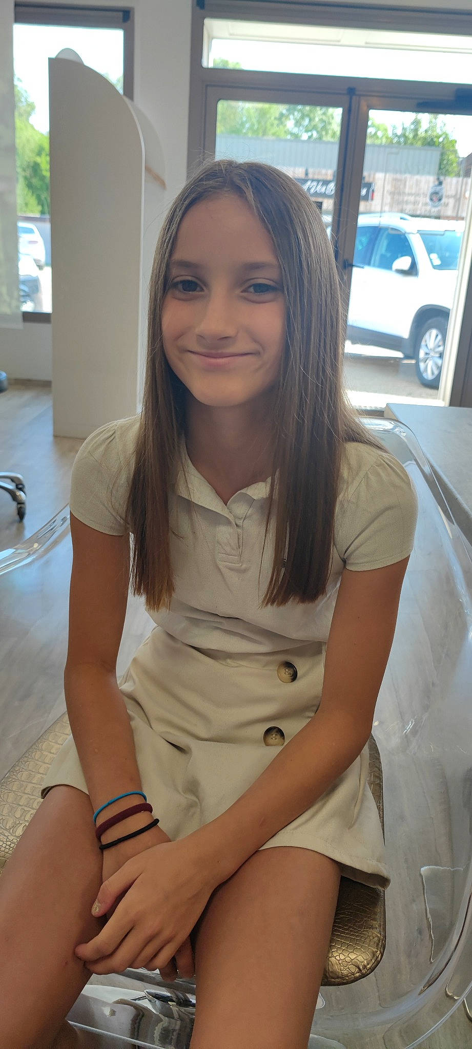 Mélina participe au concours pour gagner de l'argent avec cette photo : beauty, blond, chest, elbow, hair, hairstyle, happy, human_leg, joint, joy, knee, layered_hair, long_hair, person, shoulder, sleeve, smile, thigh, tire, trunk