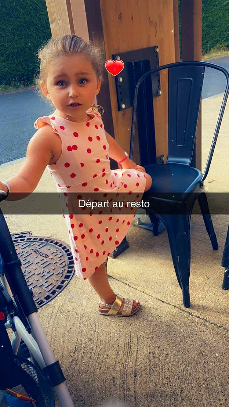 Naya participe au concours pour gagner de l'argent avec cette photo : beauty, blue, chair, cool, electric_blue, eyewear, foot, fun, happy, human_leg, knee, leg, leisure, pattern, person, sandal, snapshot, surprise, thigh, tire