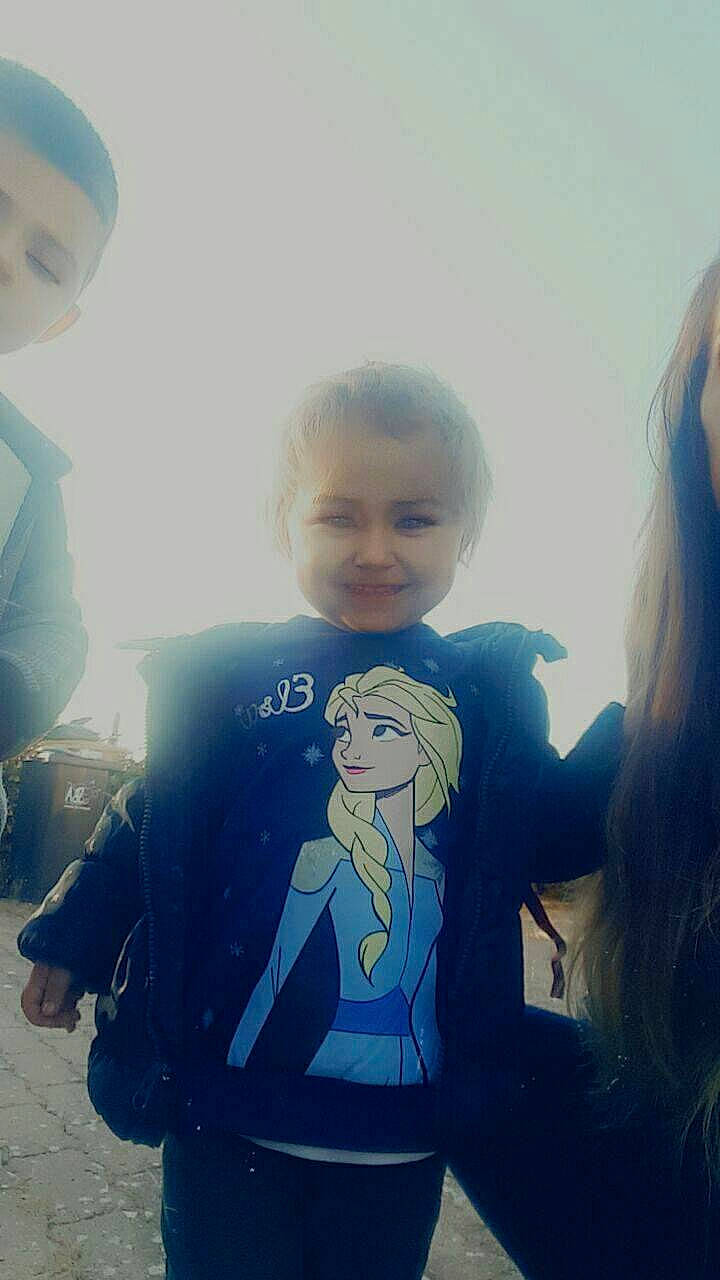 Naya a rejoint le concours — aidez-le/la à gagner de superbes lots ! art, child, cool, electric_blue, event, eyewear, friendship, fun, gesture, happy, joy, leisure, person, personal_protective_equipment, recreation, reflection, selfie, shoulder, sky, smile