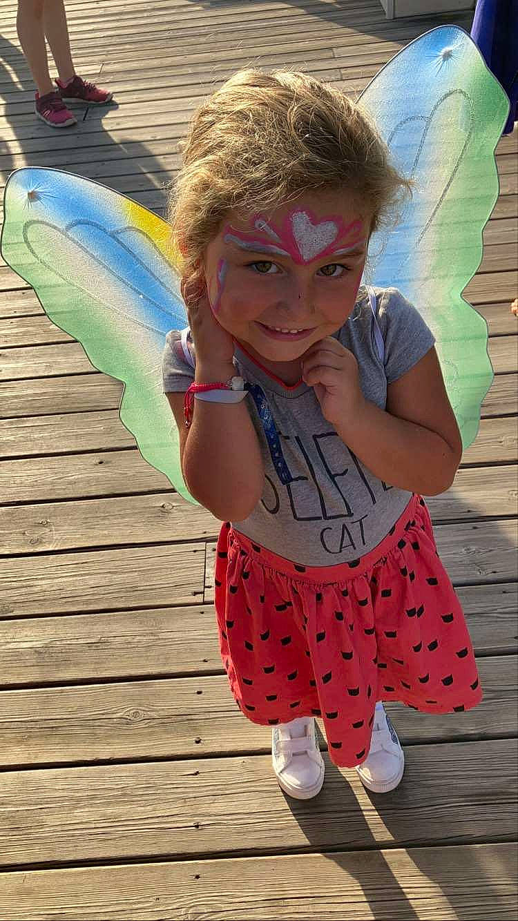 Naya a rejoint le concours — aidez-le/la à gagner de superbes lots ! child, cool, eyewear, fun, happy, joy, leisure, magenta, pattern, people_in_nature, person, pink, sleeve, smile, standing, summer, t_shirt, textile, toddler, umbrella