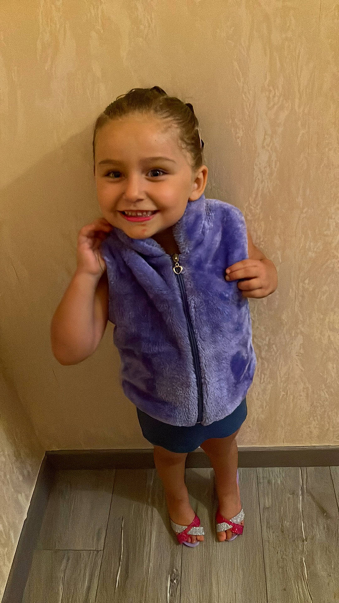 Naya a rejoint le concours — aidez-le/la à gagner de superbes lots ! baby_toddler_clothing, child, electric_blue, footwear, gesture, hair, happy, human_leg, joint, joy, knee, leg, neck, person, purple, shoe, shoulder, skin, sleeve, smile