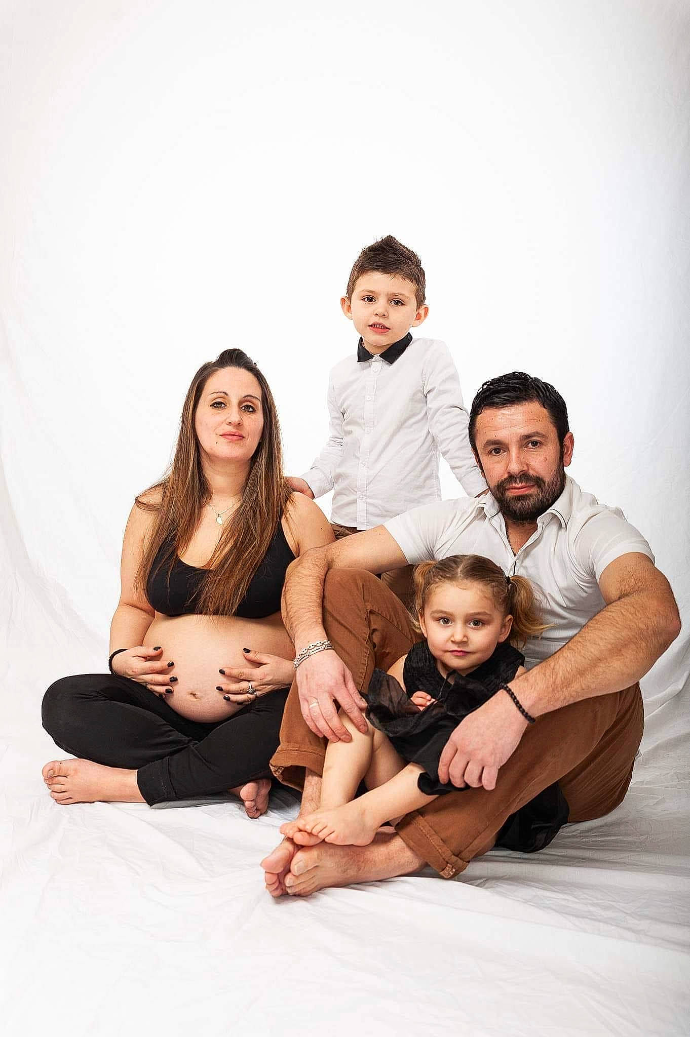 Naya a rejoint le concours — aidez-le/la à gagner de superbes lots ! arm, barefoot, child, comfort, event, flash_photography, flooring, foot, formal_wear, fun, gesture, happy, human_leg, leisure, person, portrait_photography, shorts, shoulder, sitting, t_shirt