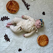 Jonas participe au concours pour gagner de l'argent avec cette photo : baby, infant, crown, pastry, blanket, white_background, leaf_shape, heart_shape, clothing, milestone, months, number, face, lying_down, cute, soft_texture, decorations, celebration, portrait, child