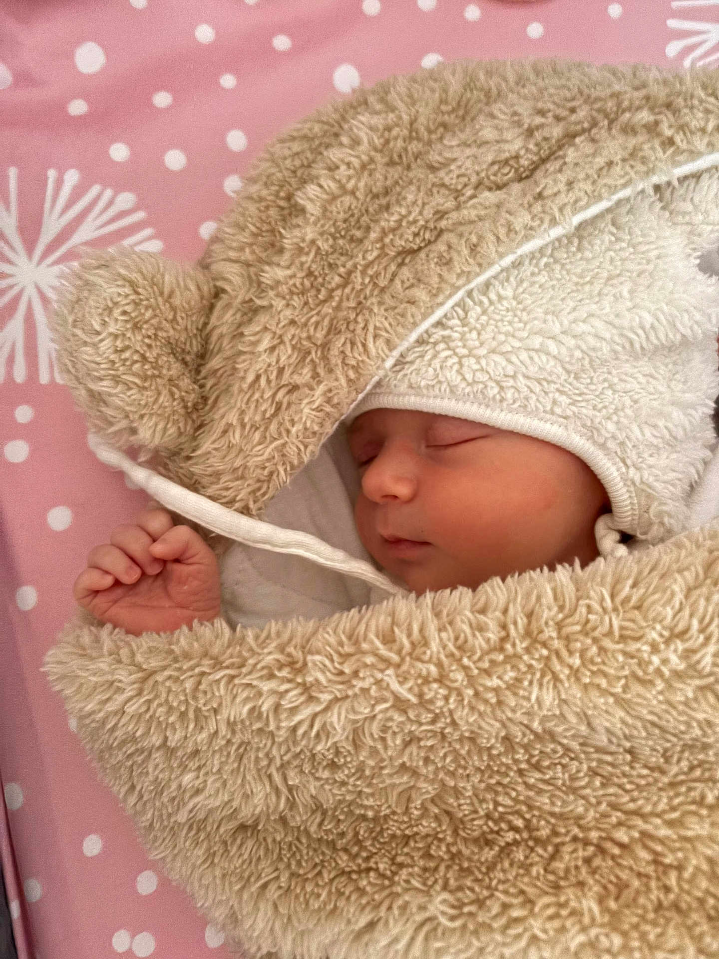 Evanna participe au concours pour gagner de l'argent avec cette photo : baby, sleeping, blanket, hood, soft, cozy, infant, pink_background, polka_dots, cute, newborn, wrapped, peaceful, child, face, hand, warm, resting, fabric, bed