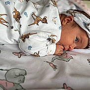 Evanna a rejoint le concours — aidez-le/la à gagner de superbes lots ! animal_print, baby, bedroom, blanket, child, cute, deer_pattern, face, hand, headband, indoors, infant, lying_down, newborn, pajamas, portrait, resting, sleepwear, soft_texture, toddler