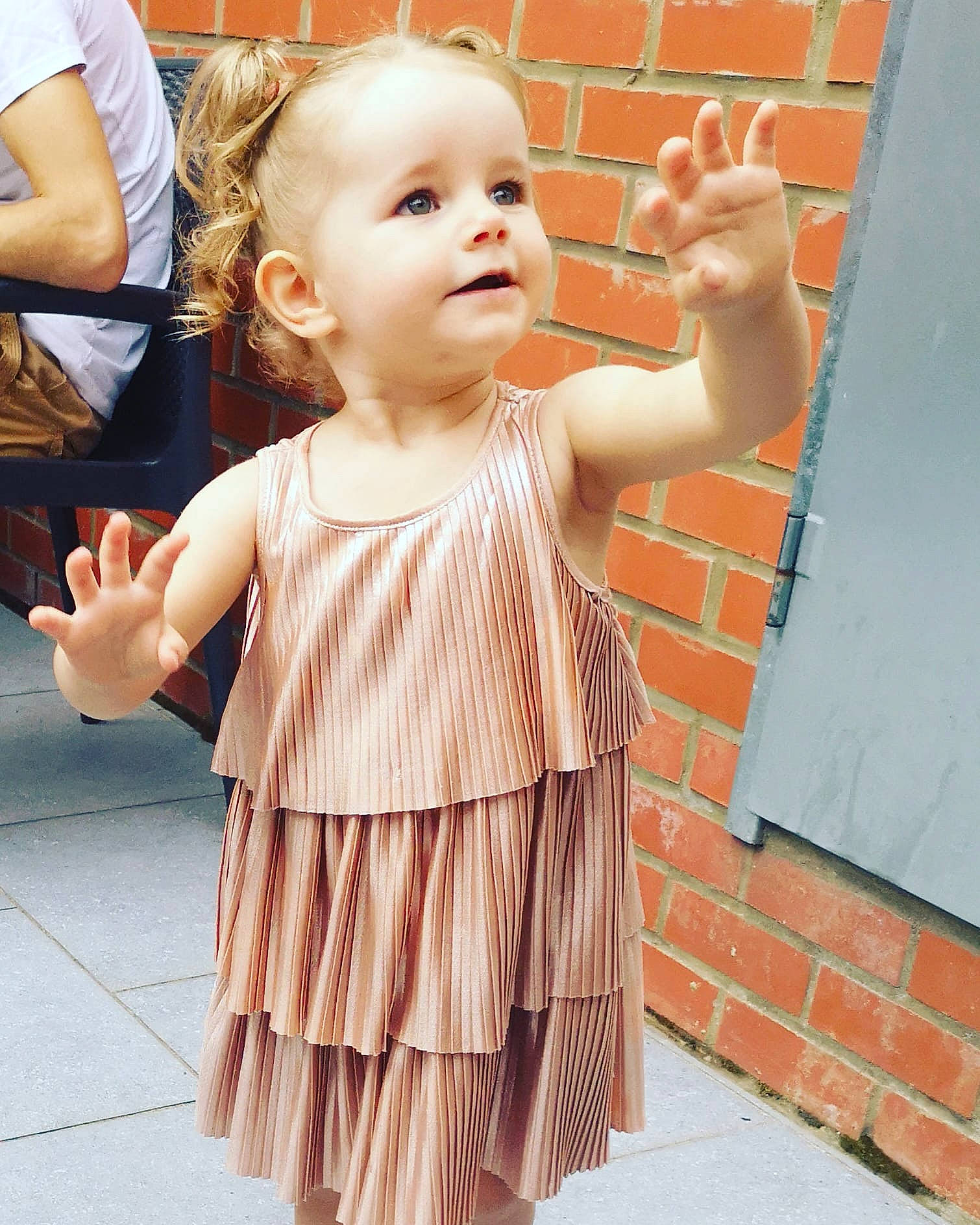 Aria Isabella a rejoint le concours — aidez-le/la à gagner de superbes lots ! baby, child, child_model, dress, person, shoulder, toddler