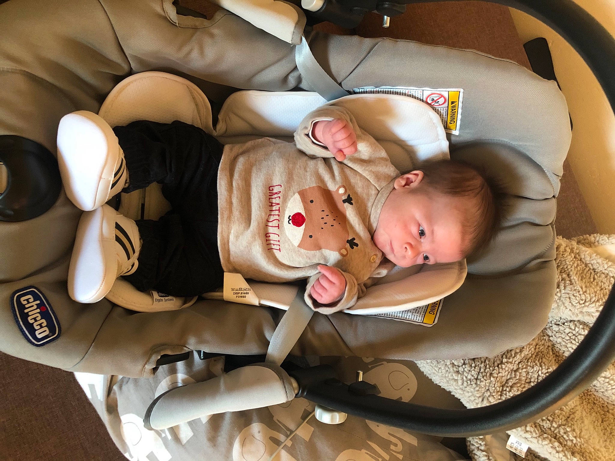 Loan a rejoint le concours — aidez-le/la à gagner de superbes lots ! baby, baby_carriage, baby_in_car_seat, baby_products, baby_safety, baby_sleeping, baby_toddler_clothing, car_seat, child, comfort, finger, head, headgear, human_body, leg, mouth, person, personal_protective_equipment, product, room