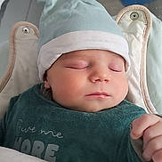 Izac participe au concours pour gagner de l'argent avec cette photo : baby, baby_bib, blanket, child, clothing, cozy, cute, face, hand, hat, indoors, infant, newborn, nursery, peaceful, portrait, relaxing, rest, sleeping, soft