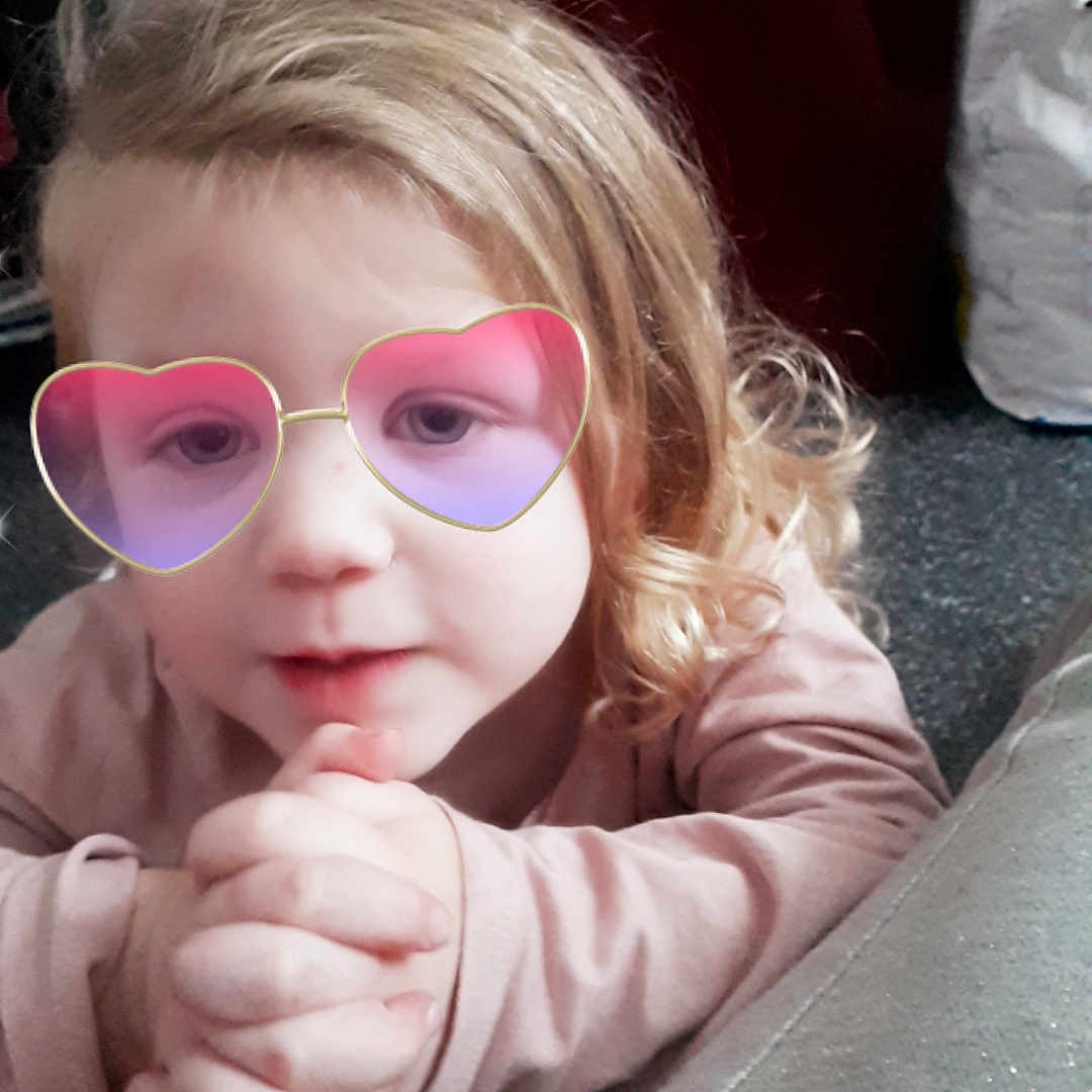 Chloe participe au concours pour gagner de l'argent avec cette photo : blond, cheek, child, ear, eye, finger, girl, hand, head, human_hair_color, infant, lip, mouth, neck, nose, product, skin, toddler