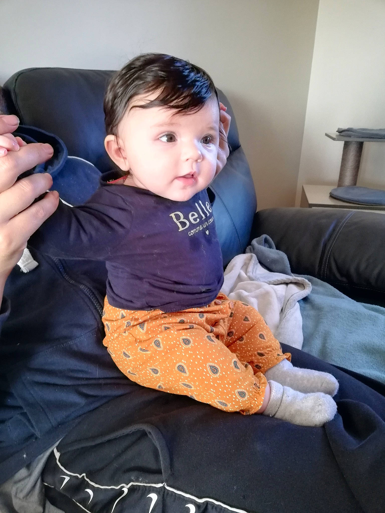 Camilia a rejoint le concours — aidez-le/la à gagner de superbes lots ! abdomen, arm, baby, baby_products, baby_toddler_clothing, chair, child, comfort, couch, happy, lap, person, play, room, shoulder, sitting, sock, t_shirt, thigh, toddler