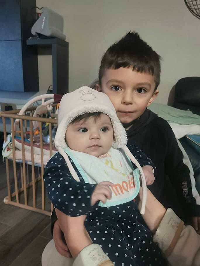 Camilia a rejoint le concours — aidez-le/la à gagner de superbes lots ! arm, baby, baby_toddler_clothing, chair, cheek, child, couch, event, eye, facial_expression, fun, happy, head, headwear, iris, pattern, person, sitting, skin, standing