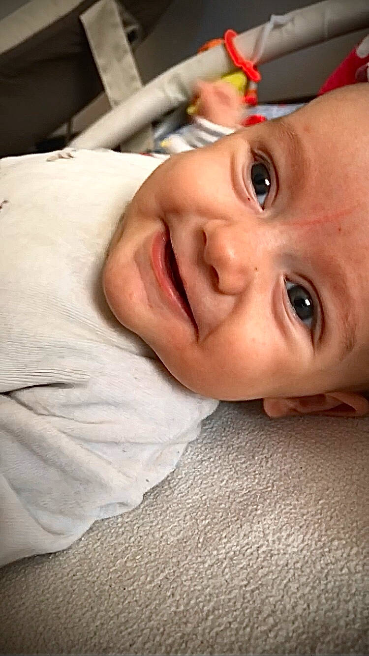 Yüna participe au concours pour gagner de l'argent avec cette photo : baby, cheek, eyebrow, eyelash, face, forehead, gesture, happy, headwear, human_body, iris, jaw, joy, lip, mouth, neck, nose, person, skin, smile