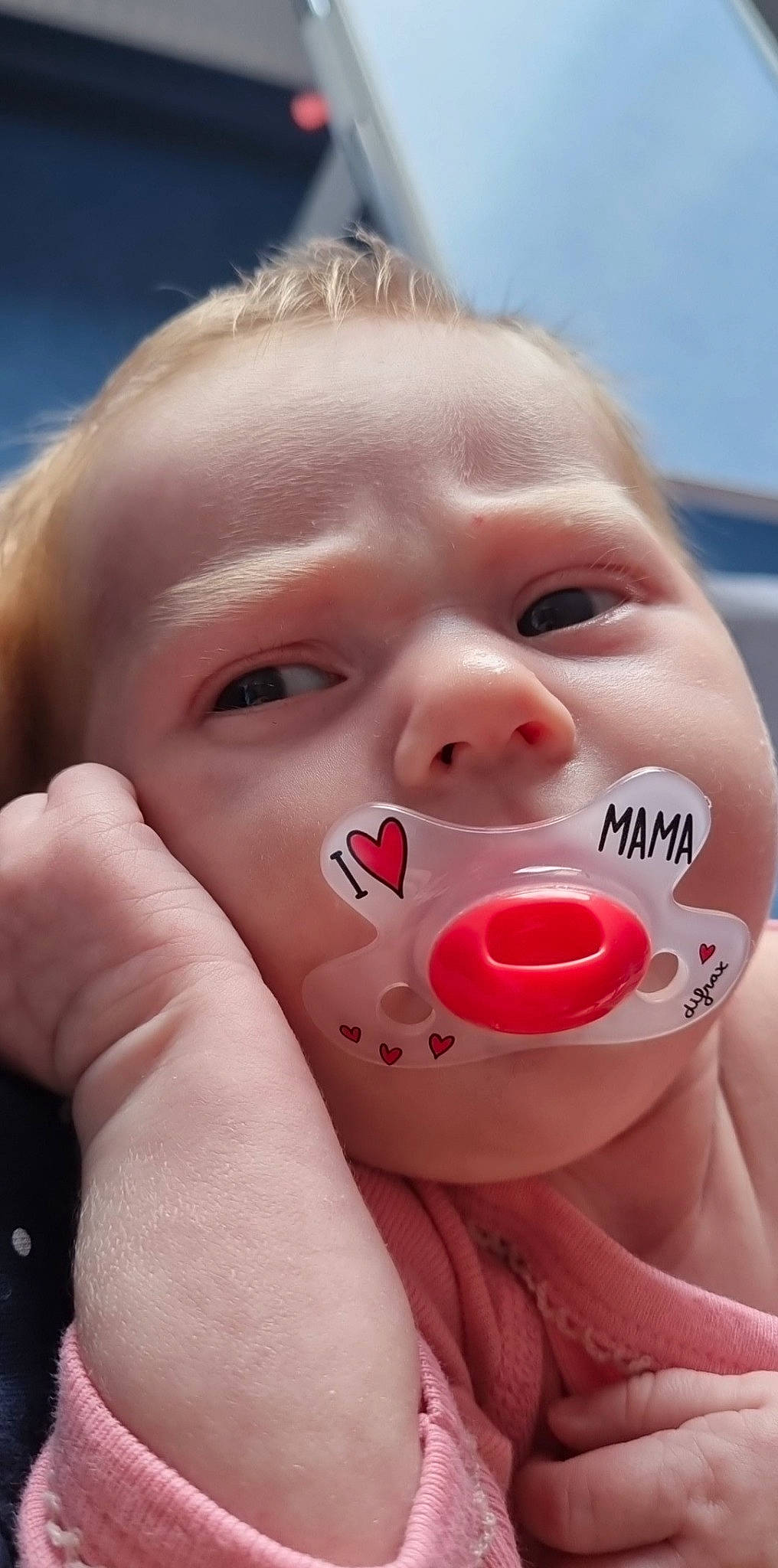 Alizée a rejoint le concours — aidez-le/la à gagner de superbes lots ! baby, baby_products, cheek, eyebrow, eyelash, facial_expression, finger, fun, gesture, hand, happy, lip, mouth, nail, neck, nose, person, skin, sky, thumb