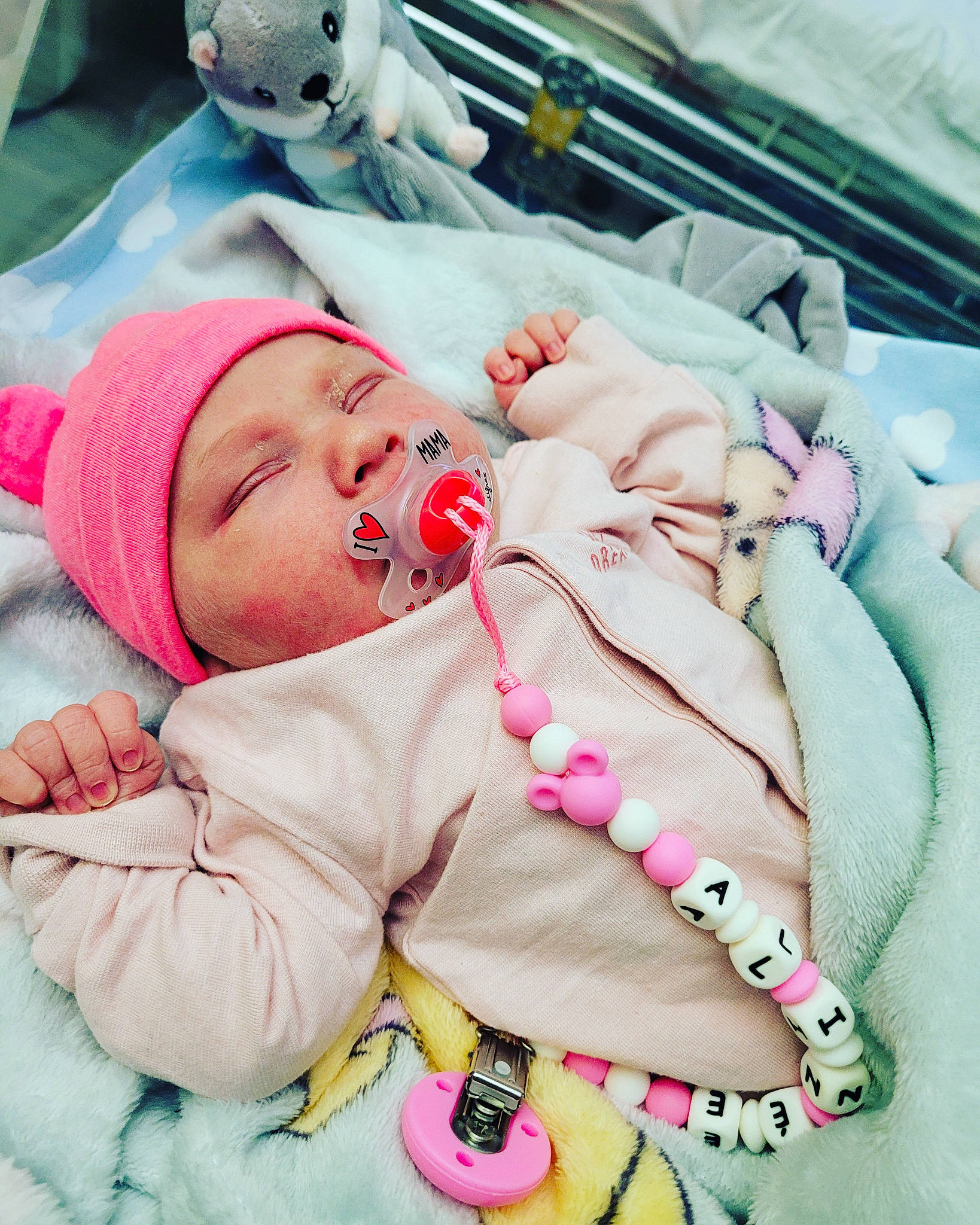 Alizée participe au concours pour gagner de l'argent avec cette photo : baby, baby_products, baby_sleeping, baby_toddler_clothing, body_jewelry, cheek, chest, child, comfort, event, happy, headgear, headwear, linens, lip, mouth, person, pink, skin, textile