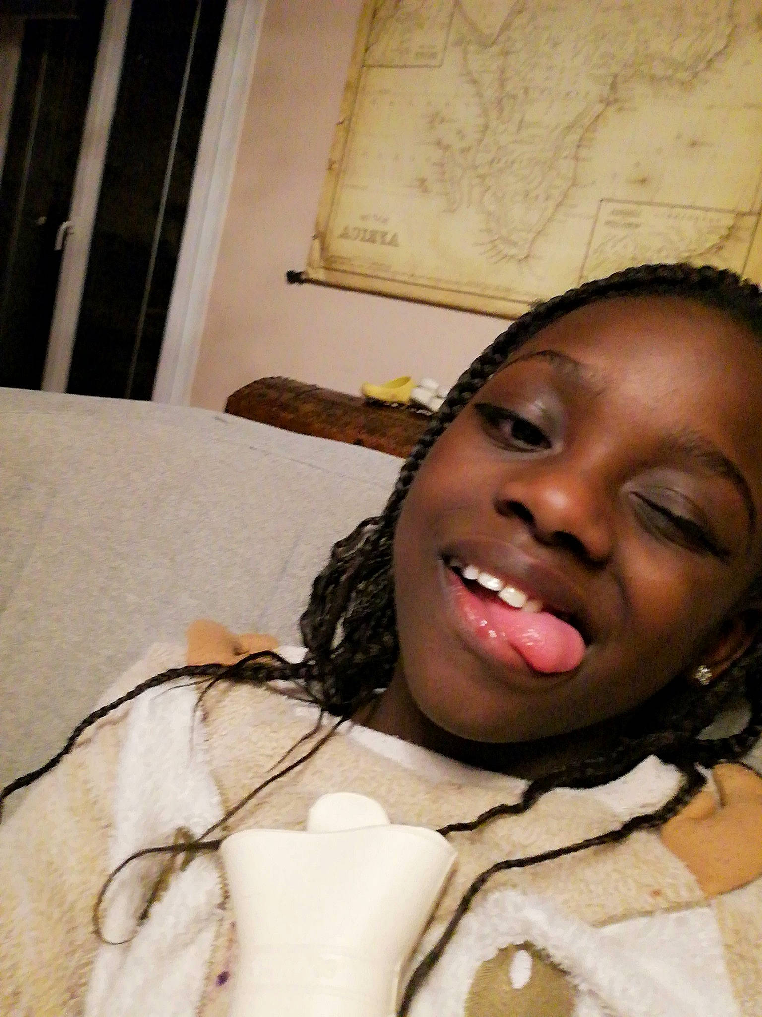 Jade a rejoint le concours — aidez-le/la à gagner de superbes lots ! cheek, coffee_cup, cup, eyebrow, eyelash, home_accessories, jaw, joy, laugh, linens, lip, mouth, person, picture_frame, selfie, throat, tongue, tooth