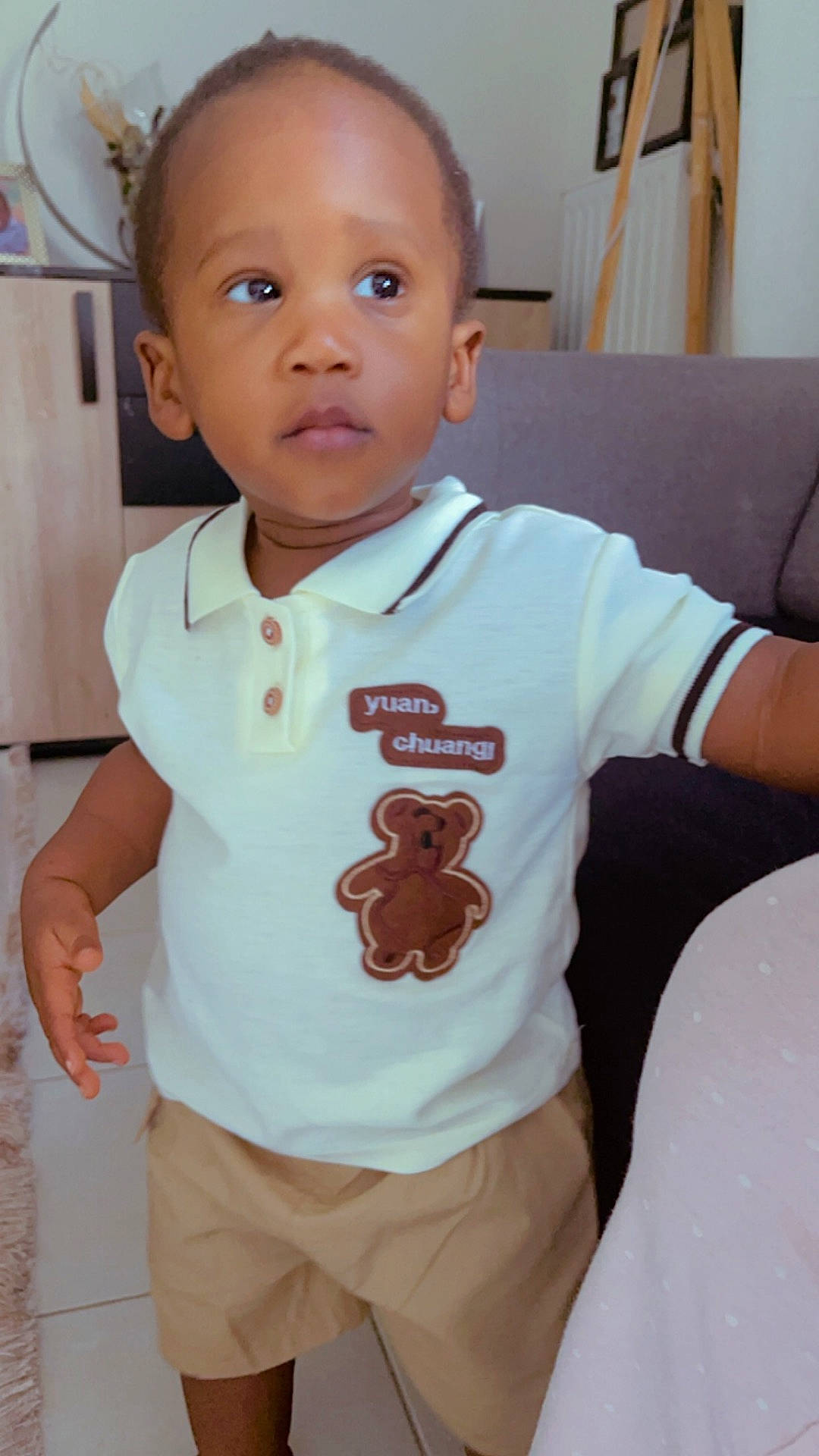 Ousmane a rejoint le concours — aidez-le/la à gagner de superbes lots ! architecture, baby, bodypart, building, clothing, couch, face, finger, furniture, hand, head, indoors, livingroom, person, photography, portrait, room, shirt, shorts, t_shirt