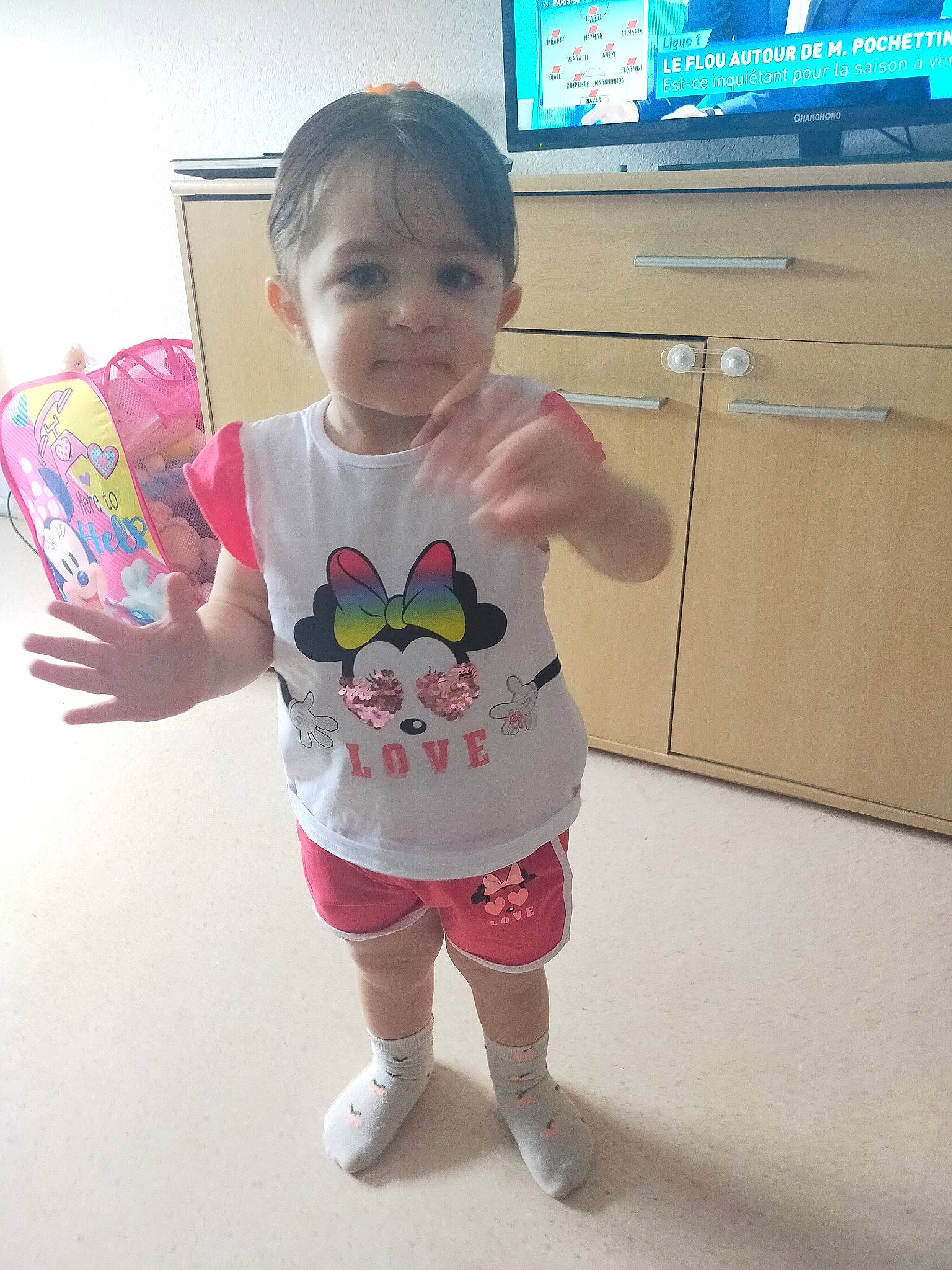 Michelle a rejoint le concours — aidez-le/la à gagner de superbes lots ! arm, baby, baby_toddler_clothing, child, entertainment_center, finger, fun, happy, home_appliance, pattern, person, product, shorts, sleeve, sock, t_shirt, television, television_set, thigh, thumb