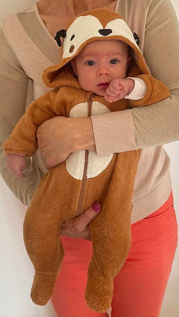 Gabriel participe au concours pour gagner de l'argent avec cette photo : baby, baby_toddler_clothing, cap, comfort, dress, eye, eyelash, face, gesture, hairstyle, hat, head, headwear, human_body, knee, outerwear, person, skin, sleeve, smile