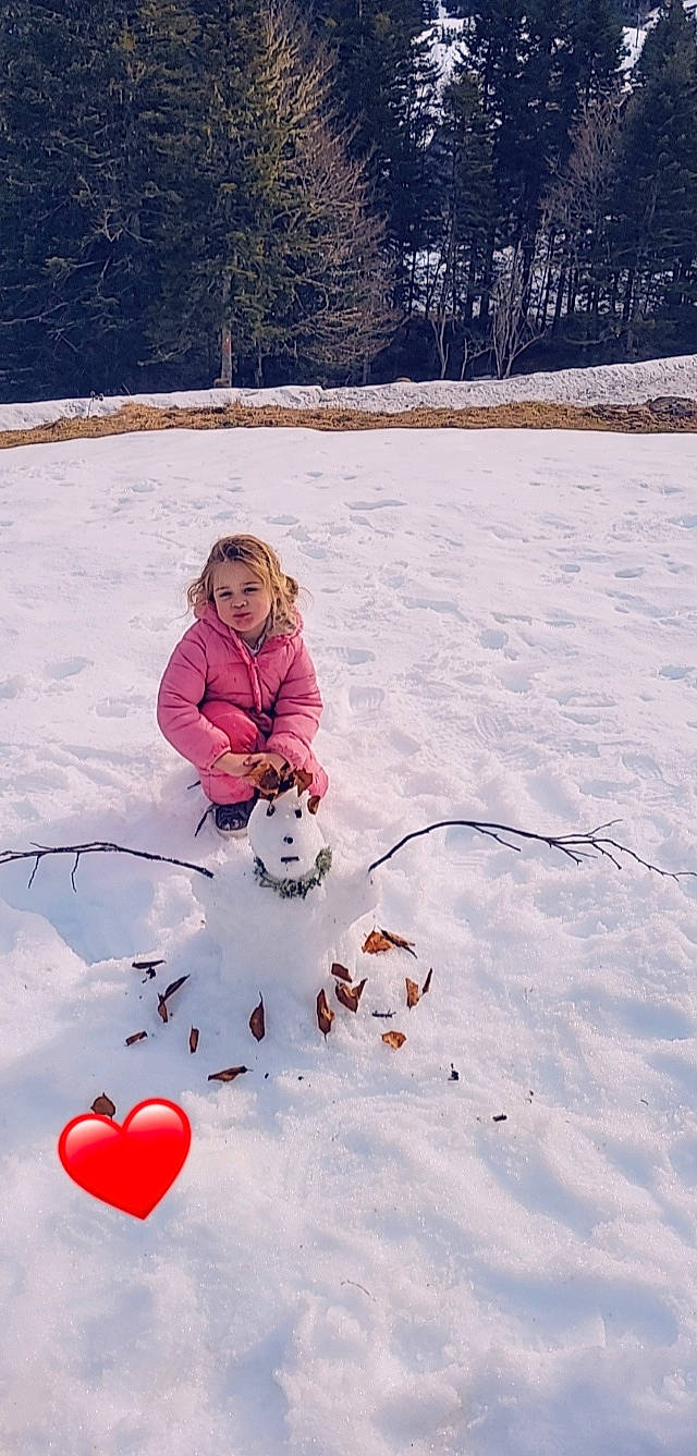 Celia participe au concours pour gagner de l'argent avec cette photo : baby_toddler_clothing, carmine, child, freezing, fun, happy, leisure, mammal, people_in_nature, person, plant, play, playing_in_the_snow, playing_with_kids, precipitation, recreation, slope, snow, toddler, tree