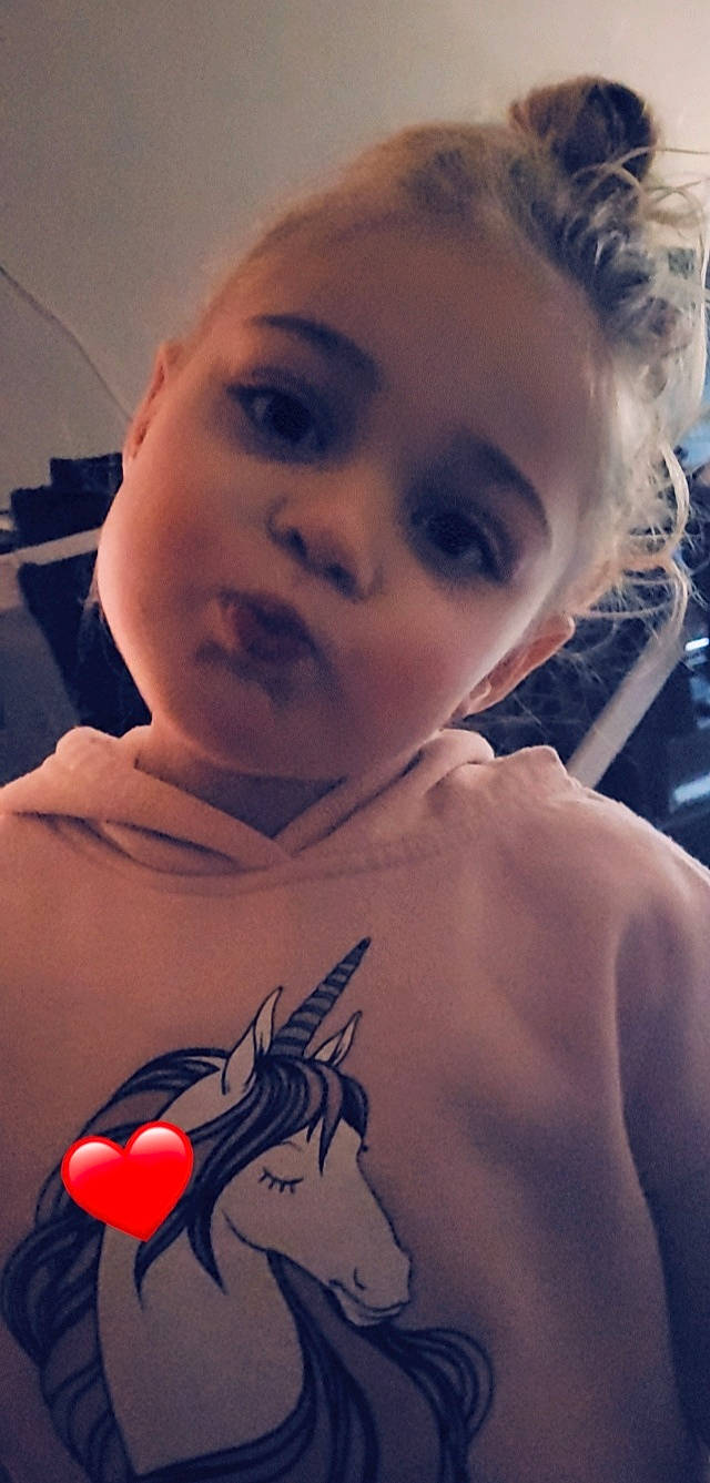 Celia participe au concours pour gagner de l'argent avec cette photo : chin, cloud, ear, eye, eyebrow, eyelash, flash_photography, forehead, head, iris, jaw, joint, lip, mouth, muscle, neck, nose, organ, person, shoulder