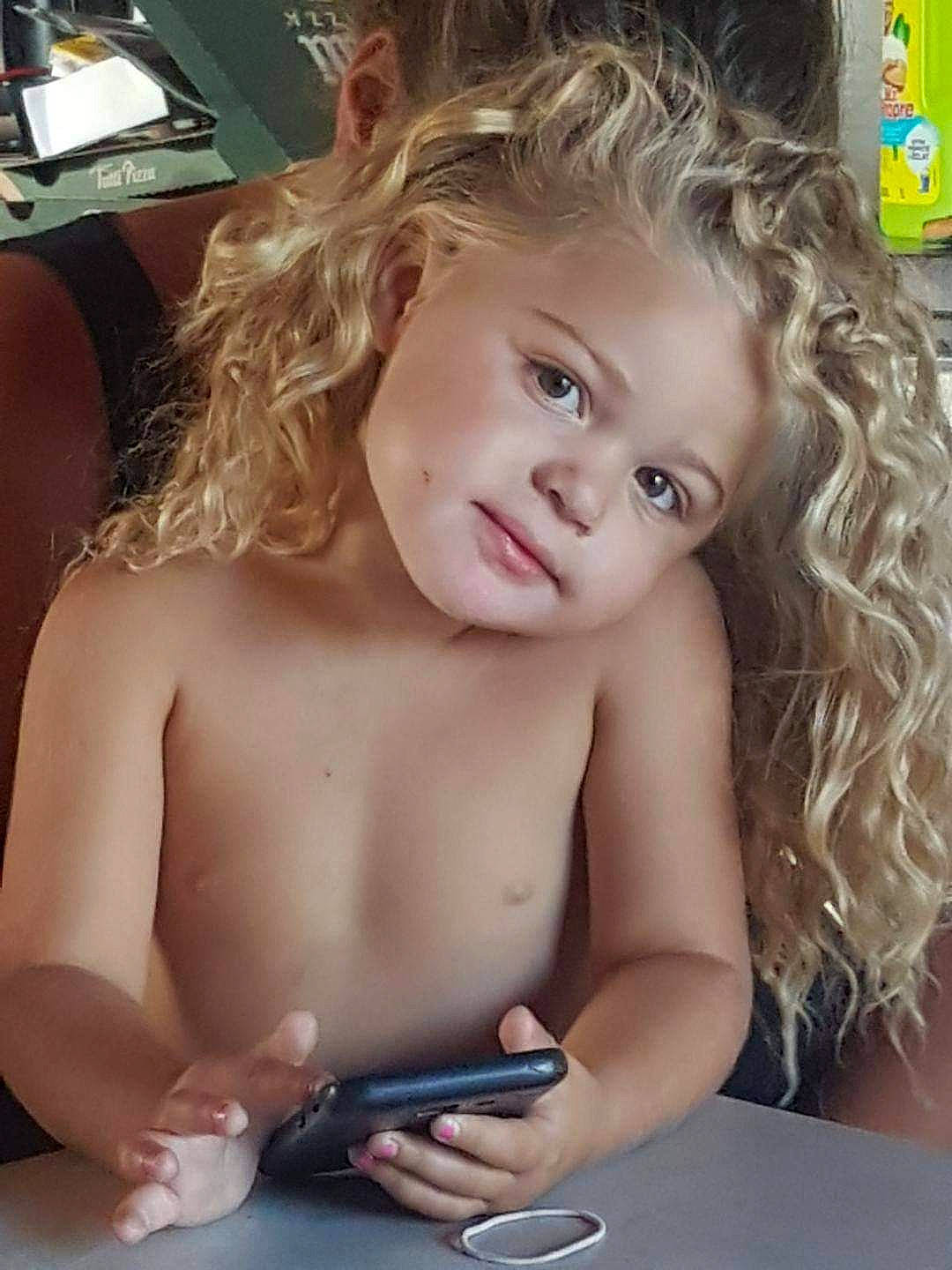 Celia participe au concours pour gagner de l'argent avec cette photo : cheek, chest, chin, eye, eyebrow, eyelash, hairstyle, happy, human_body, iris, lip, mouth, muscle, neck, nose, person, shoulder, skin, smile, toddler