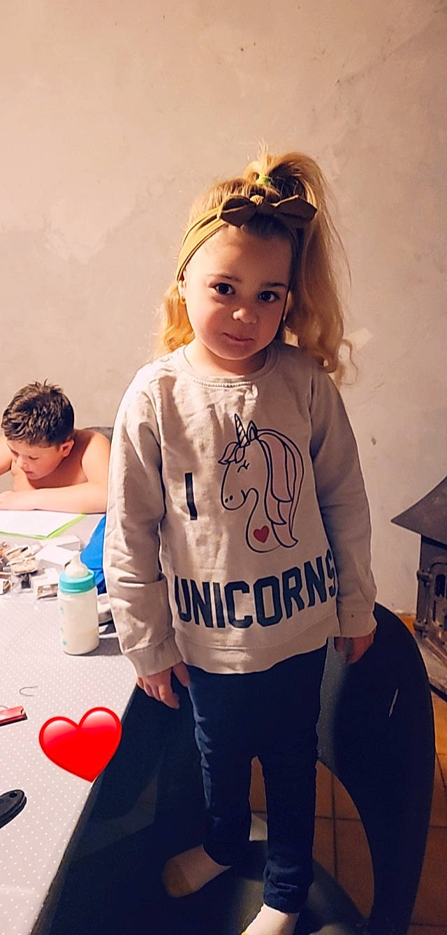 Celia participe au concours pour gagner de l'argent avec cette photo : balloon, blond, cool, denim, electric_blue, eyelash, eyewear, fashion_design, hair, happy, neck, person, shoulder, sitting, sleeve, sportswear, street_fashion, t_shirt, thigh, trunk