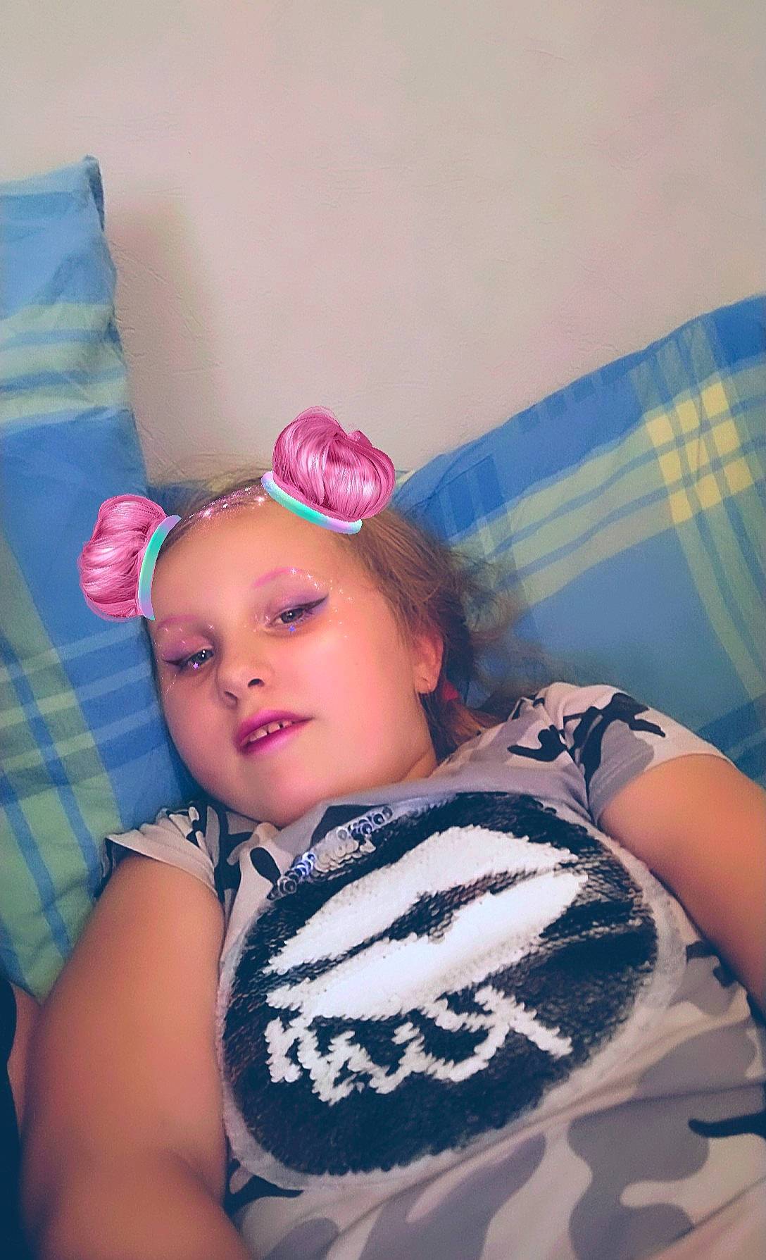 Shaina participe au concours pour gagner de l'argent avec cette photo : baby, baby_toddler_clothing, child, electronic_device, fashion_accessory, hair_accessory, headgear, person, pink, textile, toddler