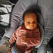 Keylann participe au concours pour gagner de l'argent avec cette photo : baby, infant, child, baby_chair, gray, brown_clothing, teddy_bear_design, indoor, curious_expression, seat, padded_chair, person, young_child, cozy, cute, hand, face, head, comfort, portrait