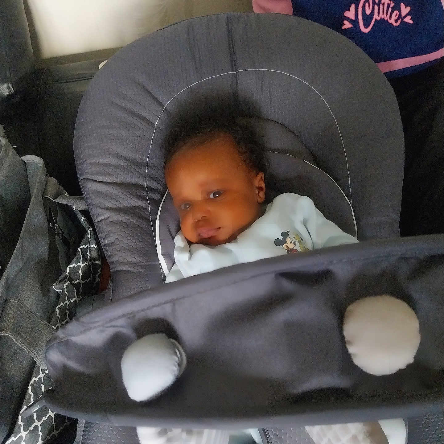 Keylann participe au concours pour gagner de l'argent avec cette photo : baby, baby_seat, backpack, bag, calm, child, clothing, cushion, cute, face, gray, home, indoor, infant, mickey_mouse, person, pink, seat, soft_lighting, toddler