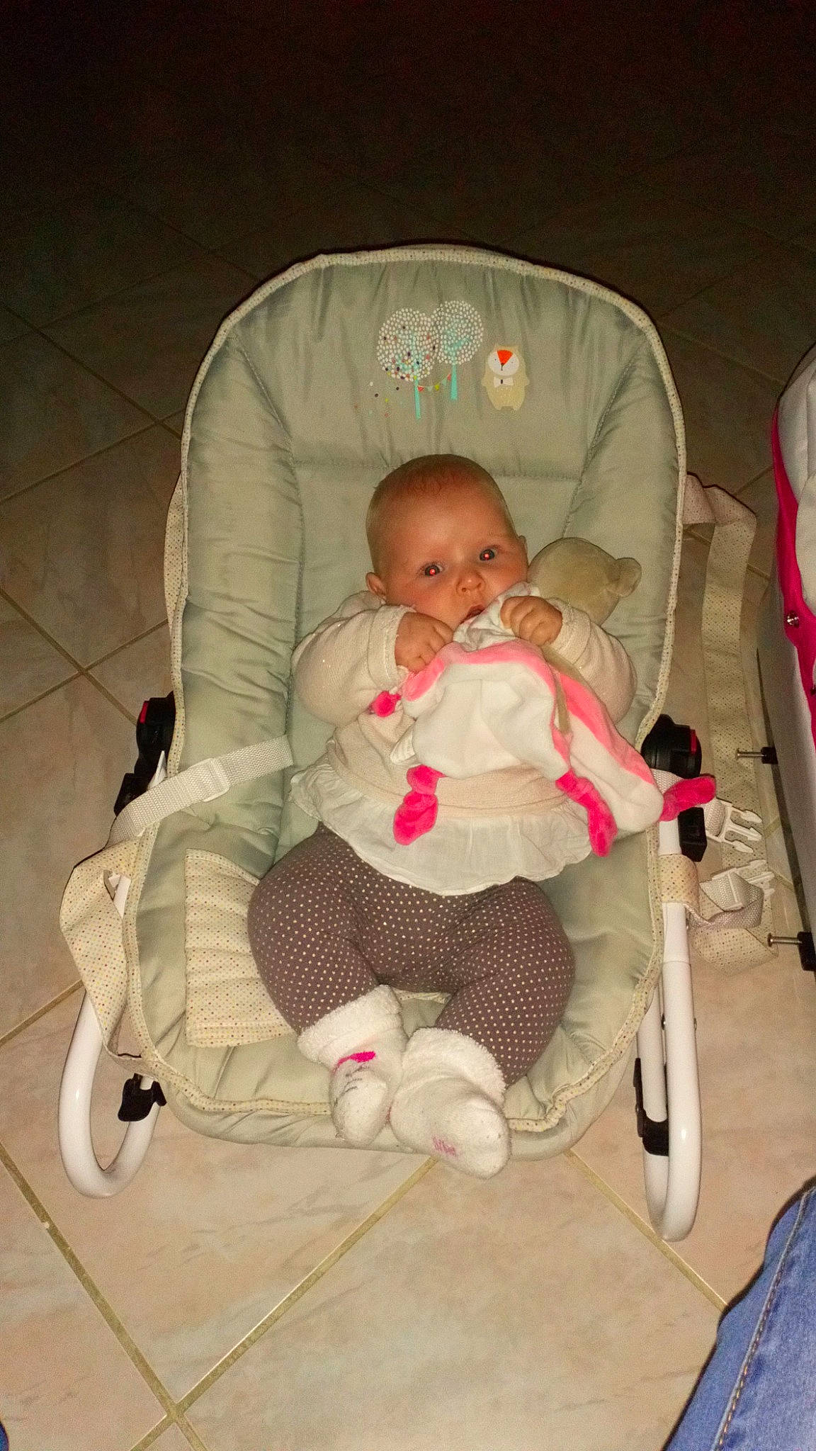 Aimy participe au concours pour gagner de l'argent avec cette photo : baby_carriage, baby_products, bed, car_seat, chair, child, comfort, fun, furniture, infant, infant_bed, person, product, sitting, textile, toddler, toy