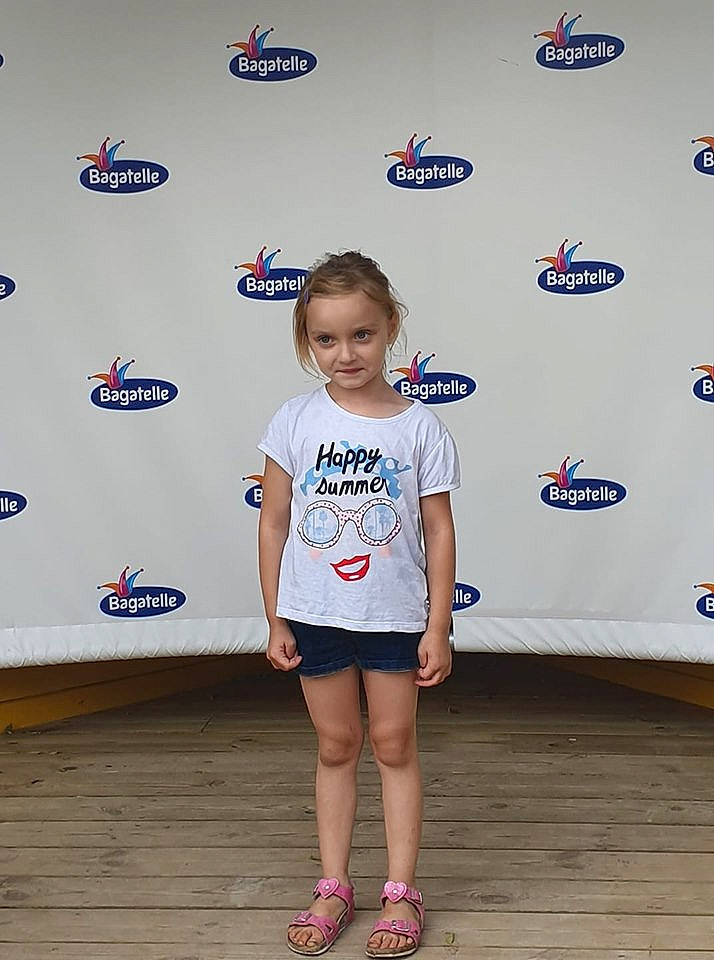 Lola participe au concours pour gagner de l'argent avec cette photo : child, footwear, fun, happy, person, smile, style, t_shirt, vacation