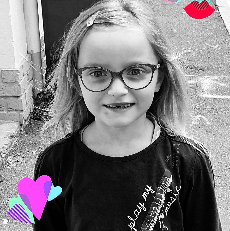 Lola a rejoint le concours — aidez-le/la à gagner de superbes lots ! beauty, black_and_white, blond, child, cool, eye, eyewear, face, glasses, hair, hairstyle, joy, lip, monochrome, people, person, photography, pink, selfie, smile