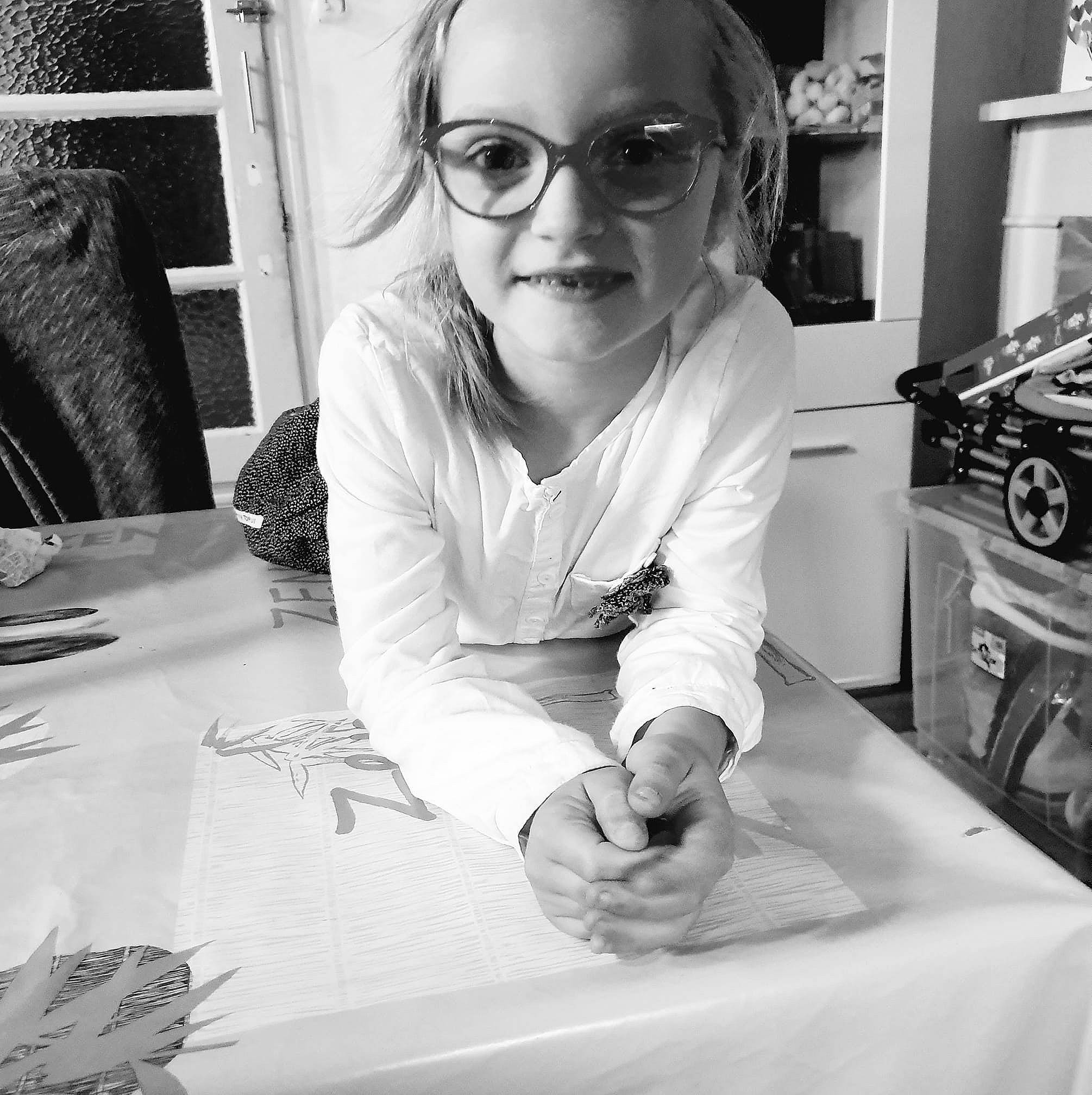 Lola a rejoint le concours — aidez-le/la à gagner de superbes lots ! art, black, black_and_white, eyewear, glasses, monochrome, monochrome_photography, person, photography, style