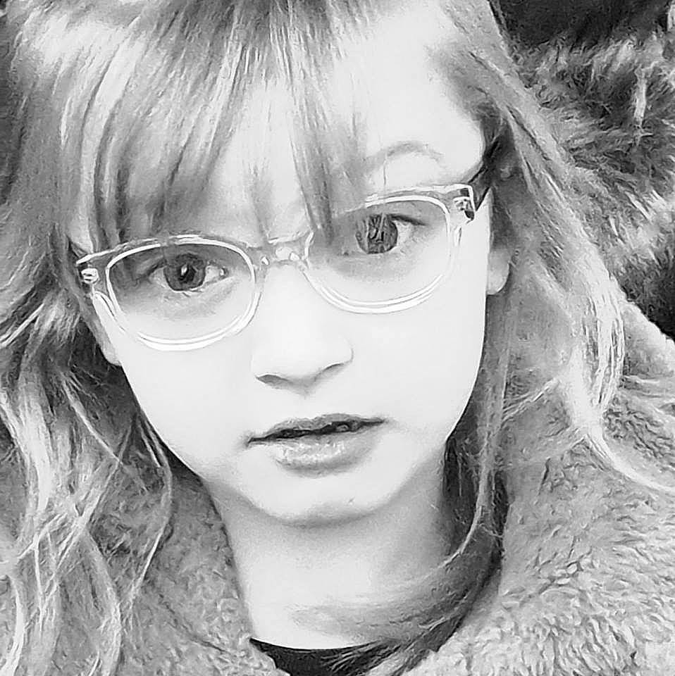 Lola participe au concours pour gagner de l'argent avec cette photo : beauty, black_and_white, blond, child_model, chin, cool, eye, eyebrow, eyewear, face, forehead, glasses, hair, hairstyle, lip, monochrome, nose, person, portrait, portrait_photography