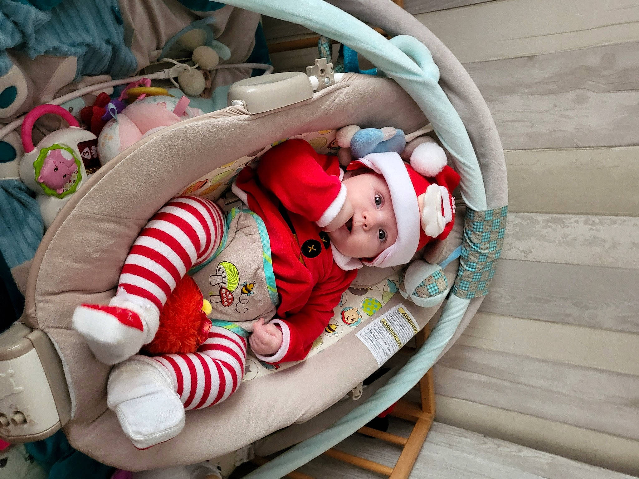 Camélia a rejoint le concours — aidez-le/la à gagner de superbes lots ! baby, baby_carriage, baby_products, baby_safety, baby_sleeping, baby_toddler_clothing, bag, carmine, comfort, doll, happy, headwear, lap, linens, pattern, person, sitting, stuffed_toy, textile, toddler