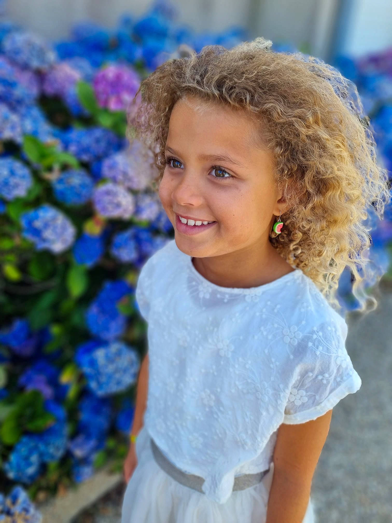 Sohane a rejoint le concours — aidez-le/la à gagner de superbes lots ! annual_plant, blond, blue, child, clothing, day_dress, electric_blue, event, flower, fun, grass, hair, happy, iris, joy, people_in_nature, person, petal, plant, smile