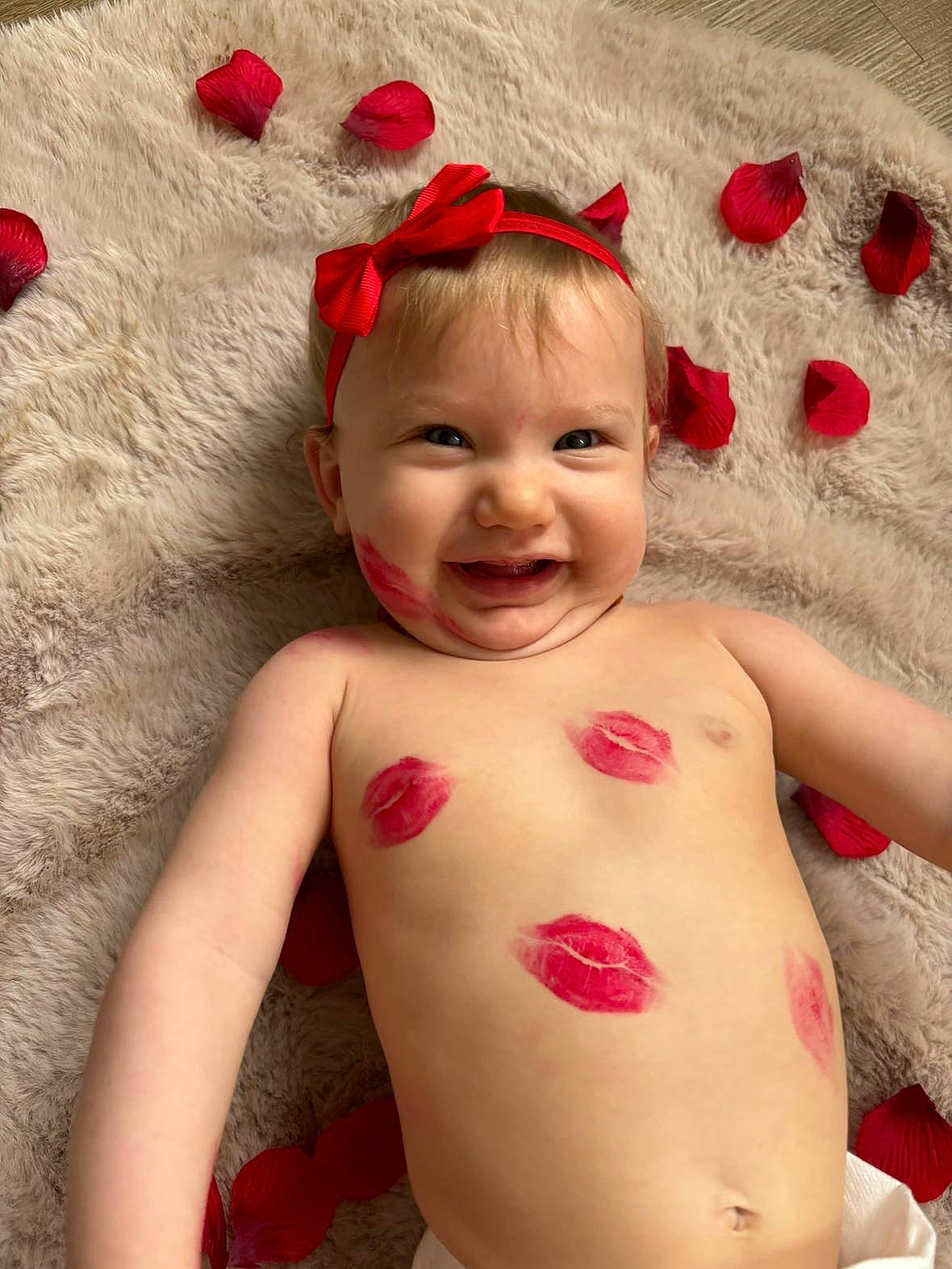 Emmy participe au concours pour gagner de l'argent avec cette photo : baby, cheek, child, chin, eye, face, facial_expression, fun, hairstyle, happy, head, human_body, joy, lip, mouth, person, pink, red, skin, smile